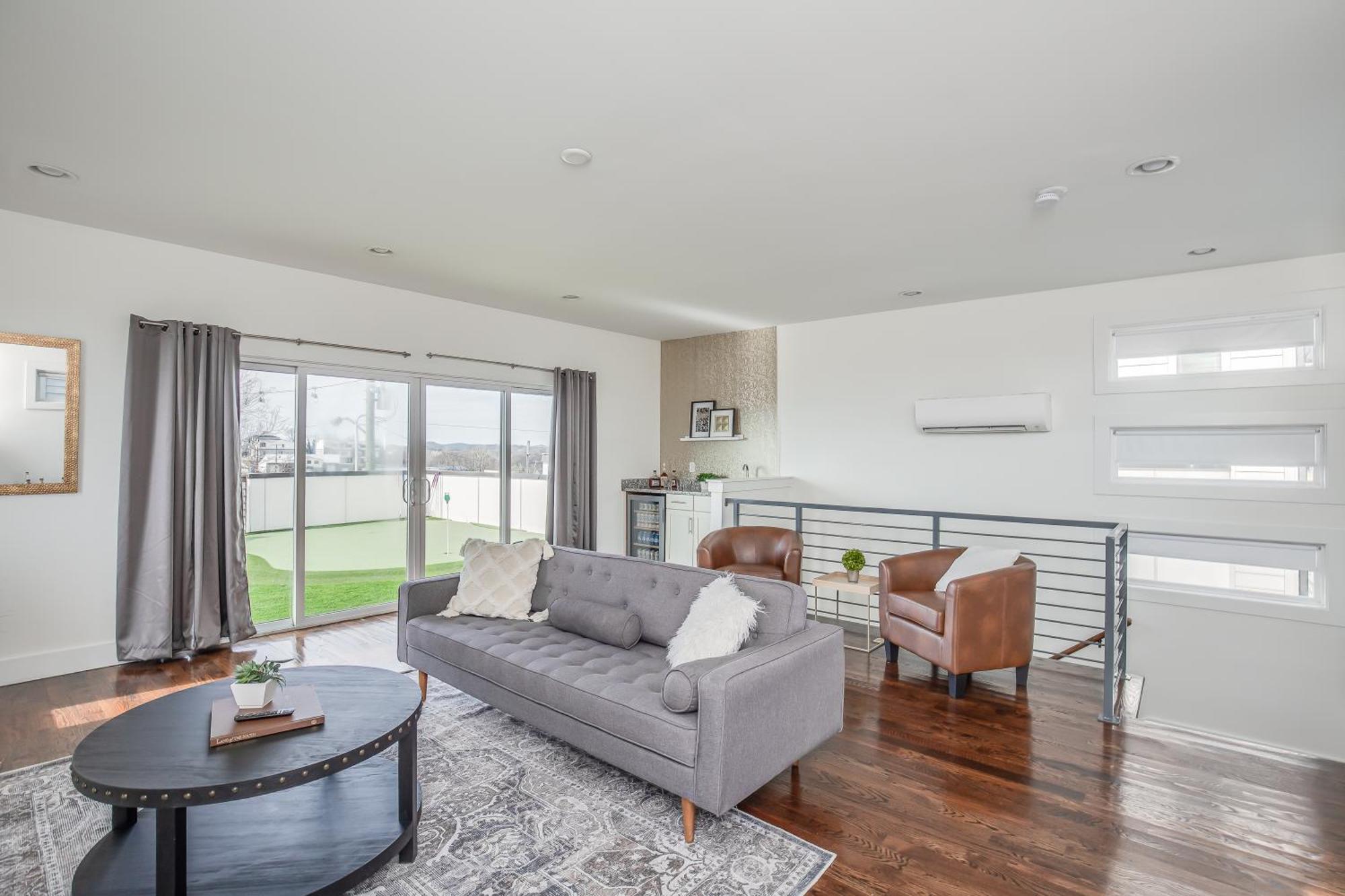 Holiday home Whiskey House With Rooftop Golf, Views! 8min To Downtown! Sleeps 9! *