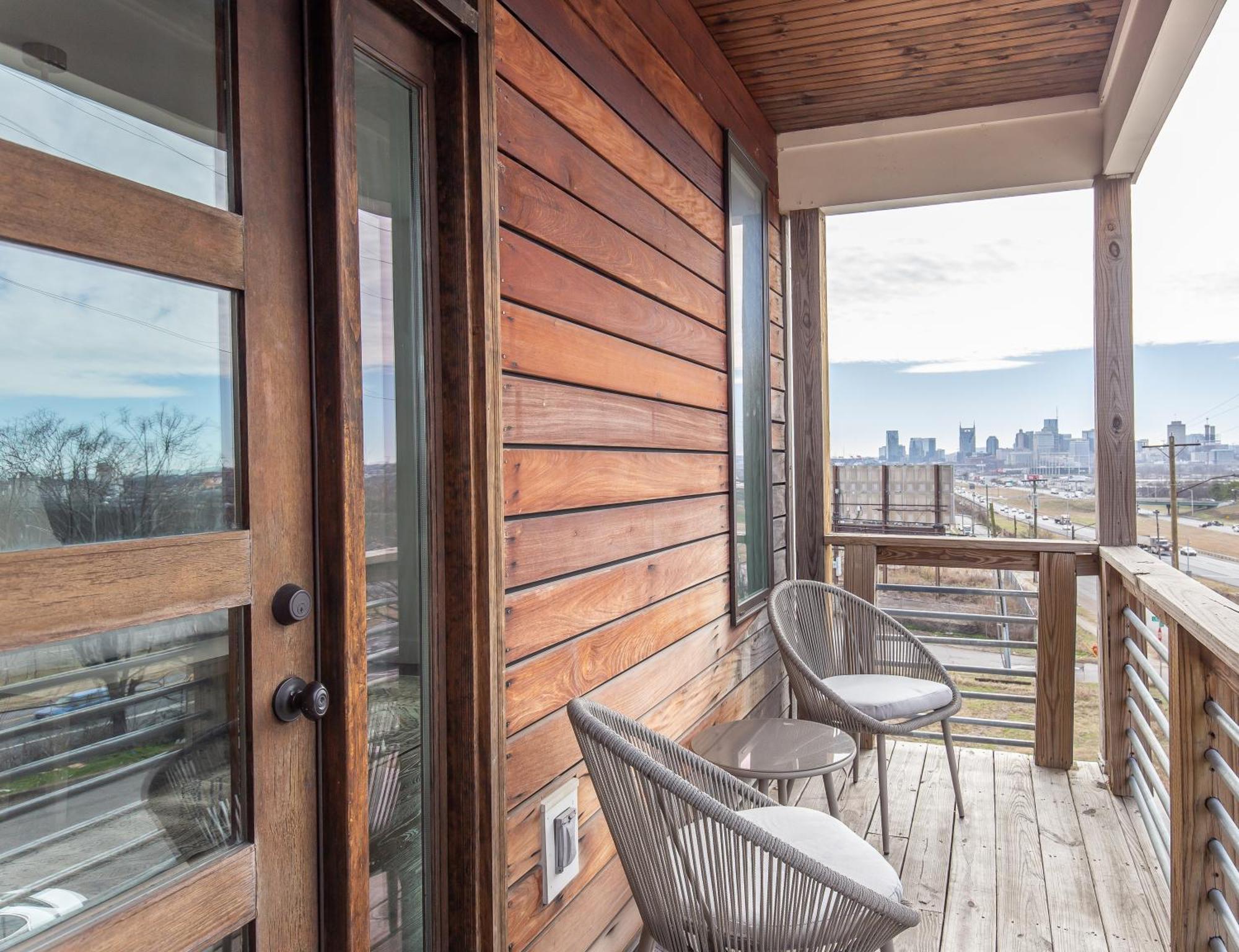 Whiskey House With Rooftop Golf, Views! 8min To Downtown! Sleeps 9! Holiday home Nashville