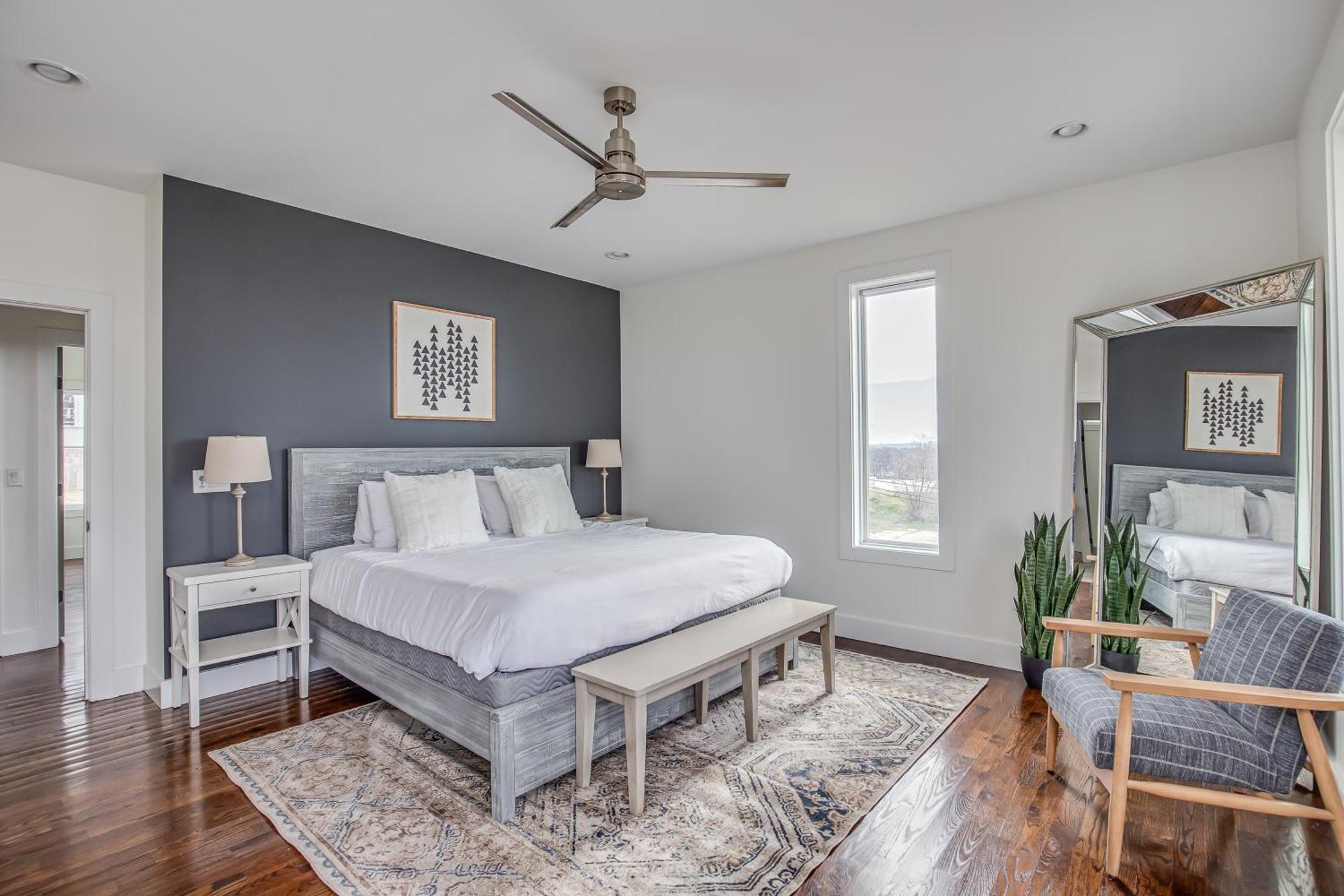 Holiday home Whiskey House With Rooftop Golf, Views! 8min To Downtown! Sleeps 9! *