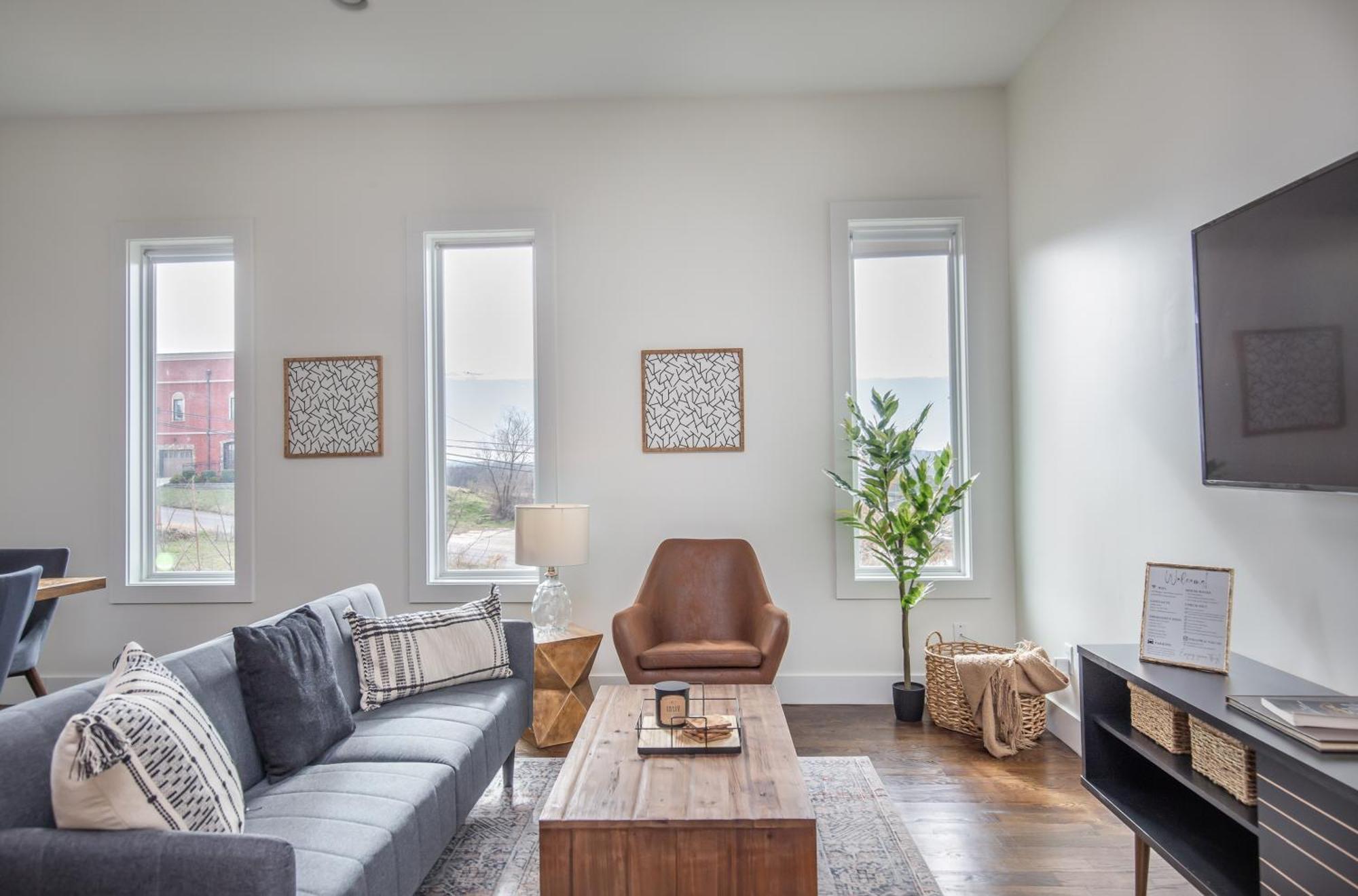 Whiskey House With Rooftop Golf, Views! 8min To Downtown! Sleeps 9! *