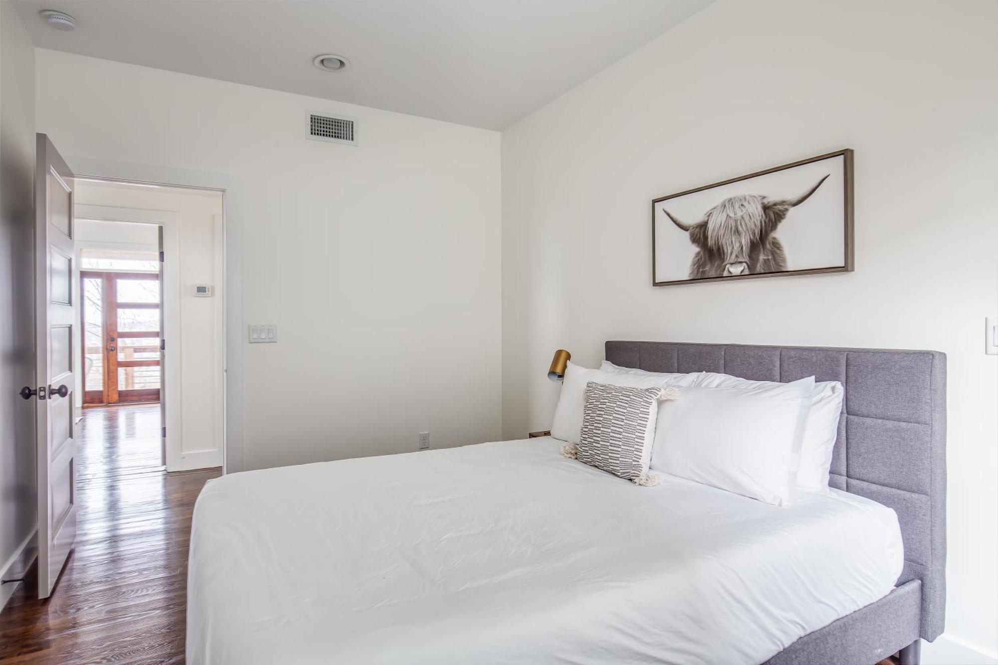 Holiday home Whiskey House With Rooftop Golf, Views! 8min To Downtown! Sleeps 9! Nashville