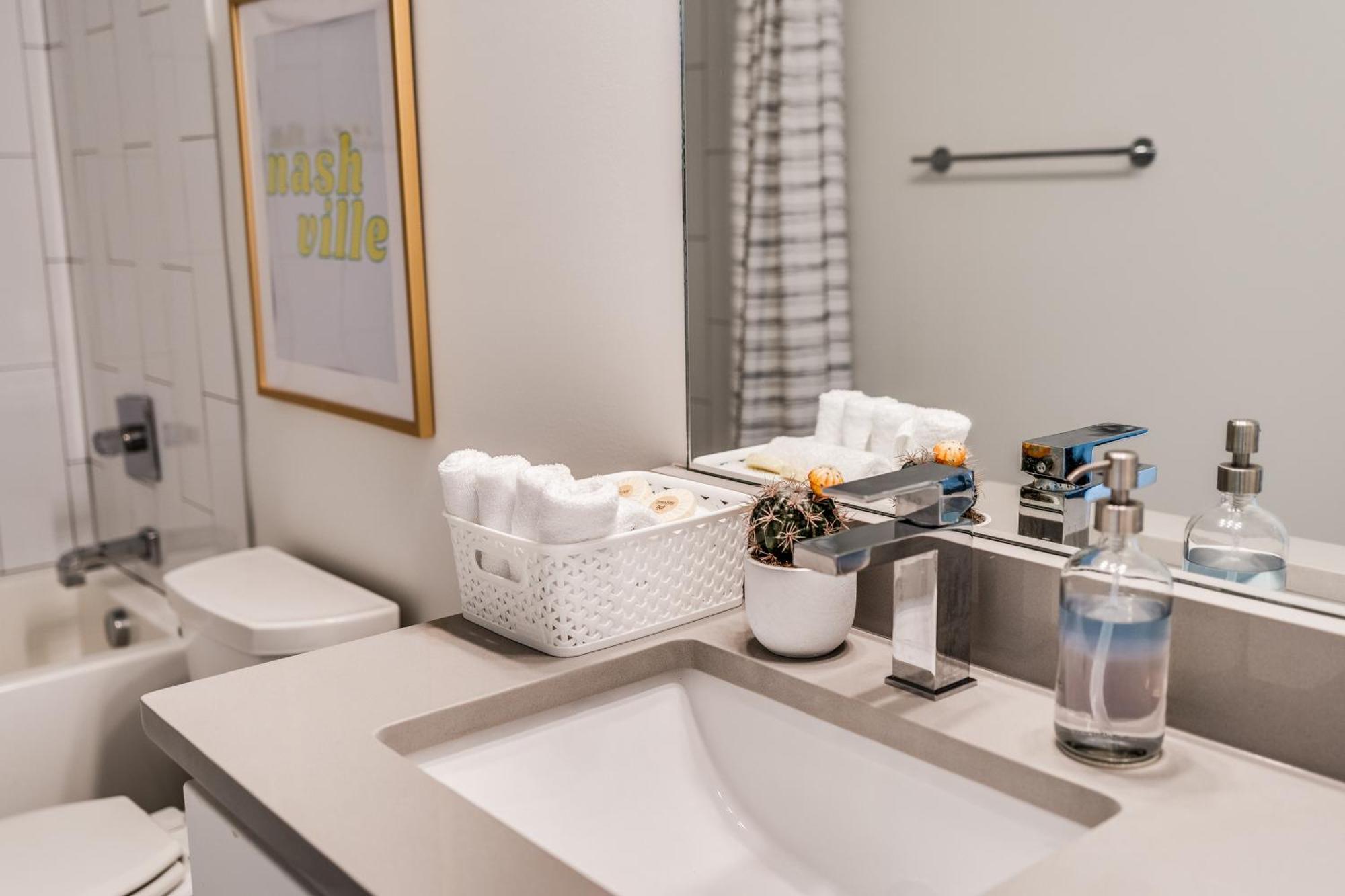 Holiday home Nash House & Bars Of Broadway With Hot Tub, Rooftop Bar And Views! 8min Downtown! Sleeps 12!