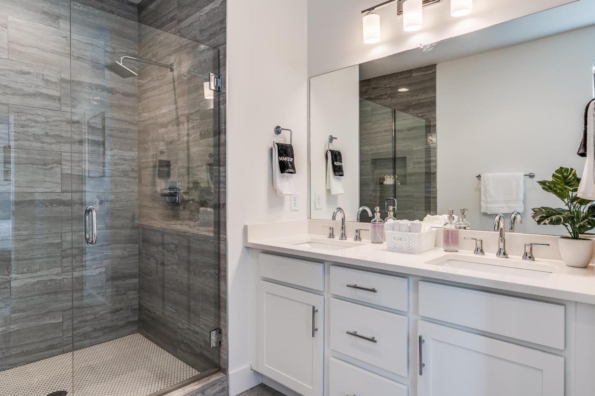 Nash House & Bars Of Broadway With Hot Tub, Rooftop Bar And Views! 8min Downtown! Sleeps 12! Holiday home