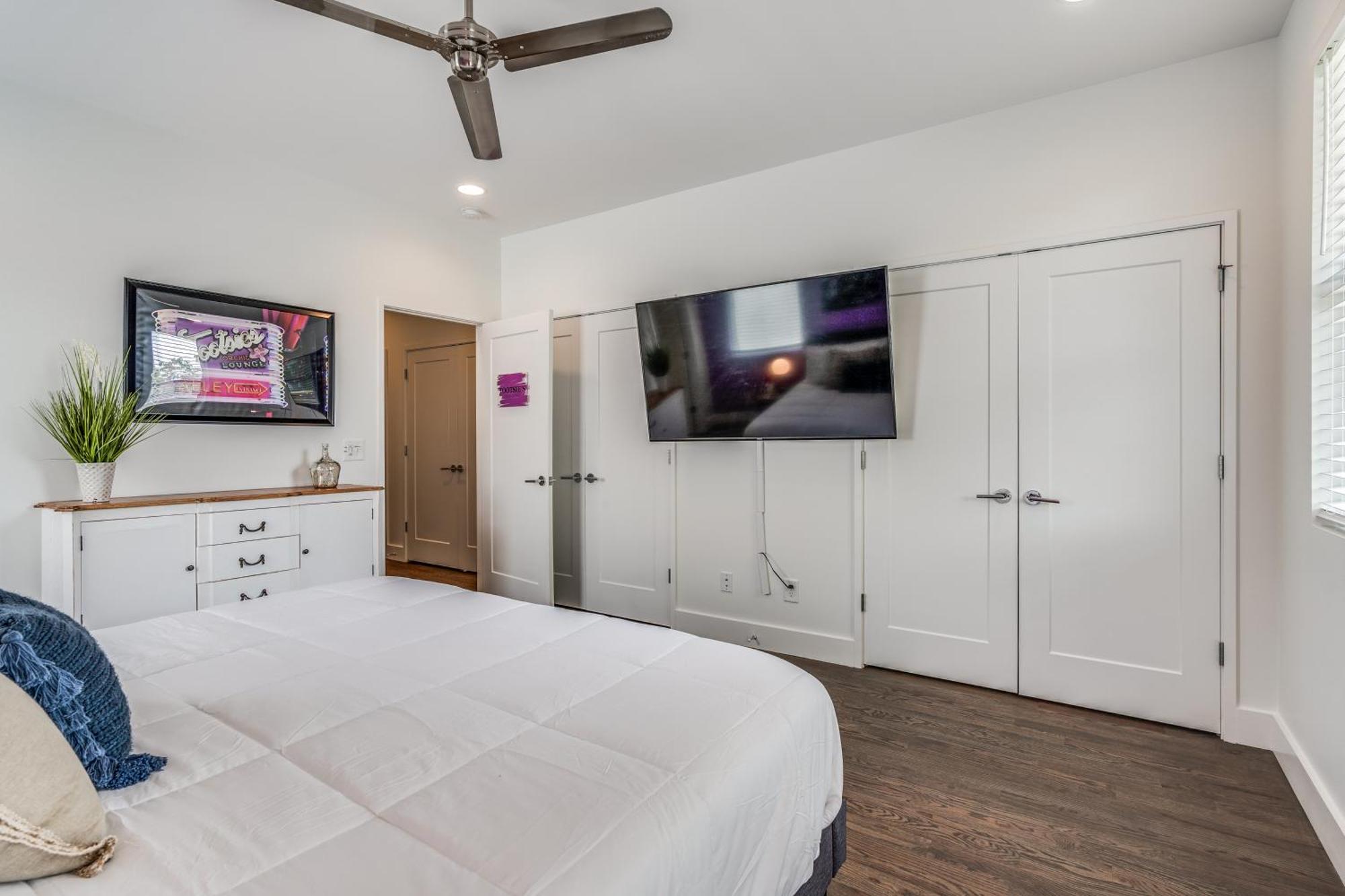 Holiday home Nash House & Bars Of Broadway With Hot Tub, Rooftop Bar And Views! 8min Downtown! Sleeps 12! *