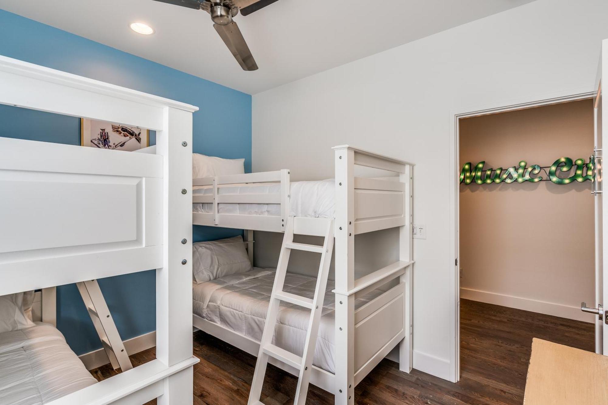 Holiday home Nash House & Bars Of Broadway With Hot Tub, Rooftop Bar And Views! 8min Downtown! Sleeps 12! Nashville