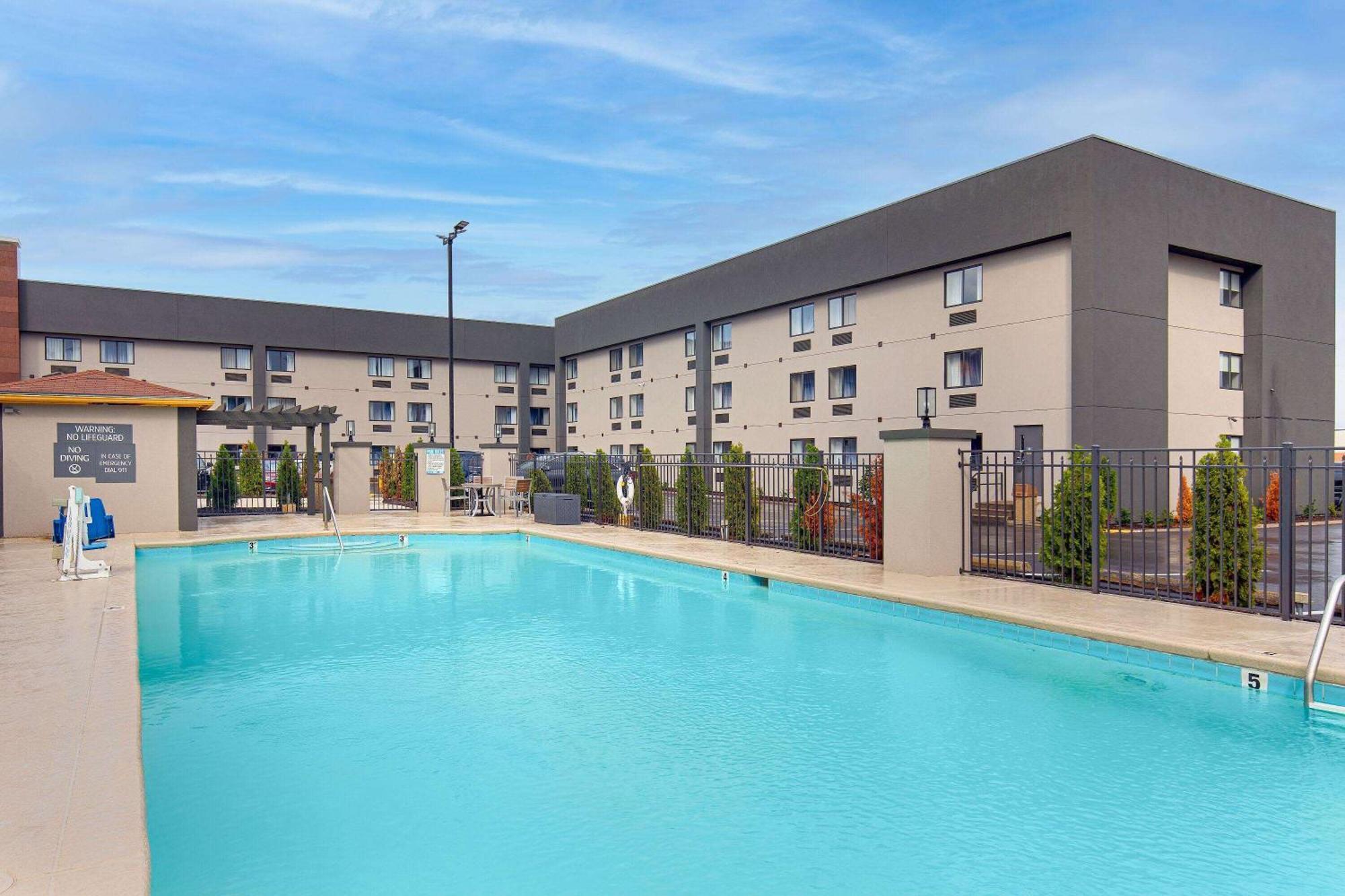 Hotel La Quinta By Wyndham Airport 3*