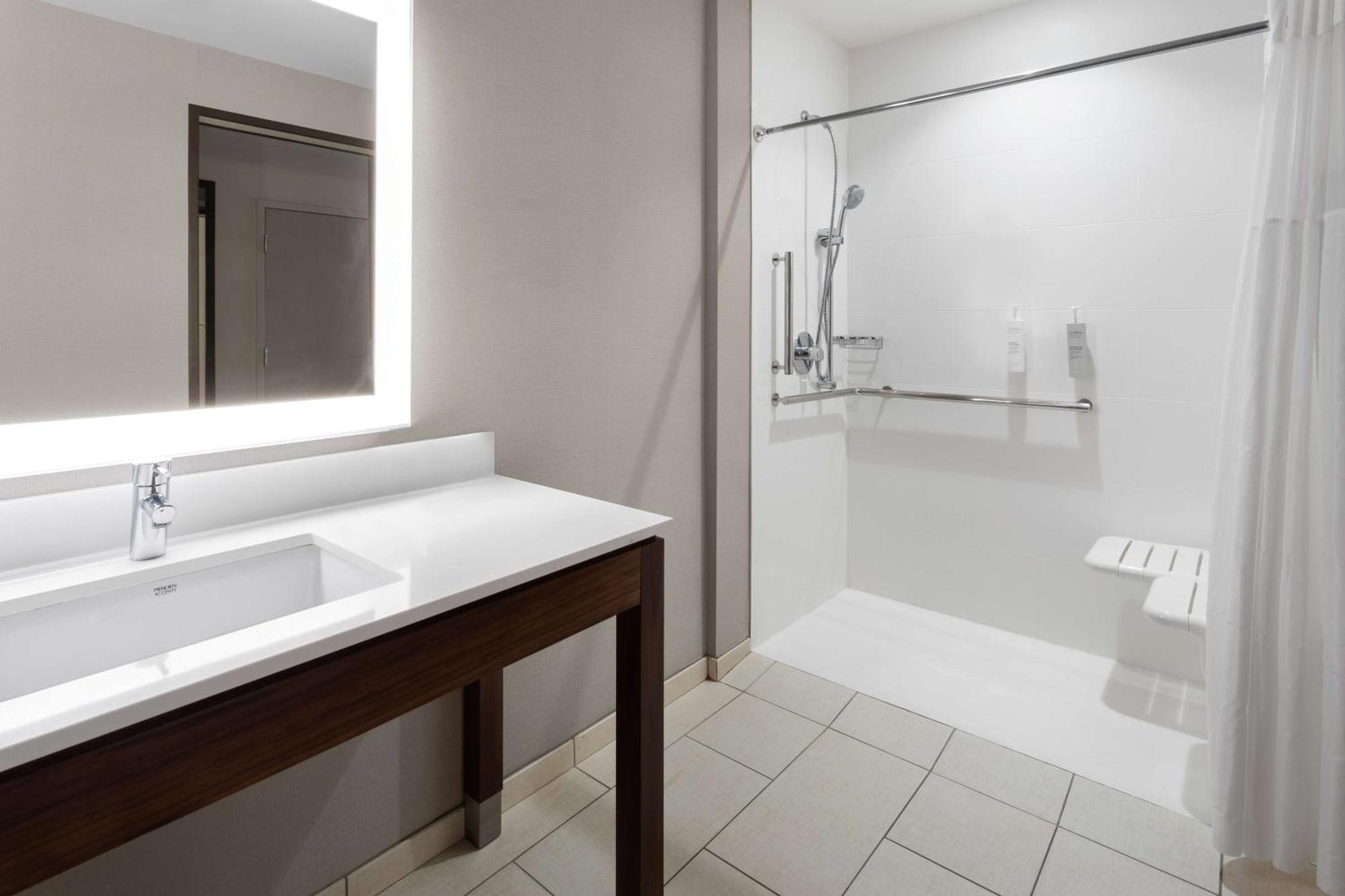 Hotel Hampton By Hilton Airport Century Place 3*