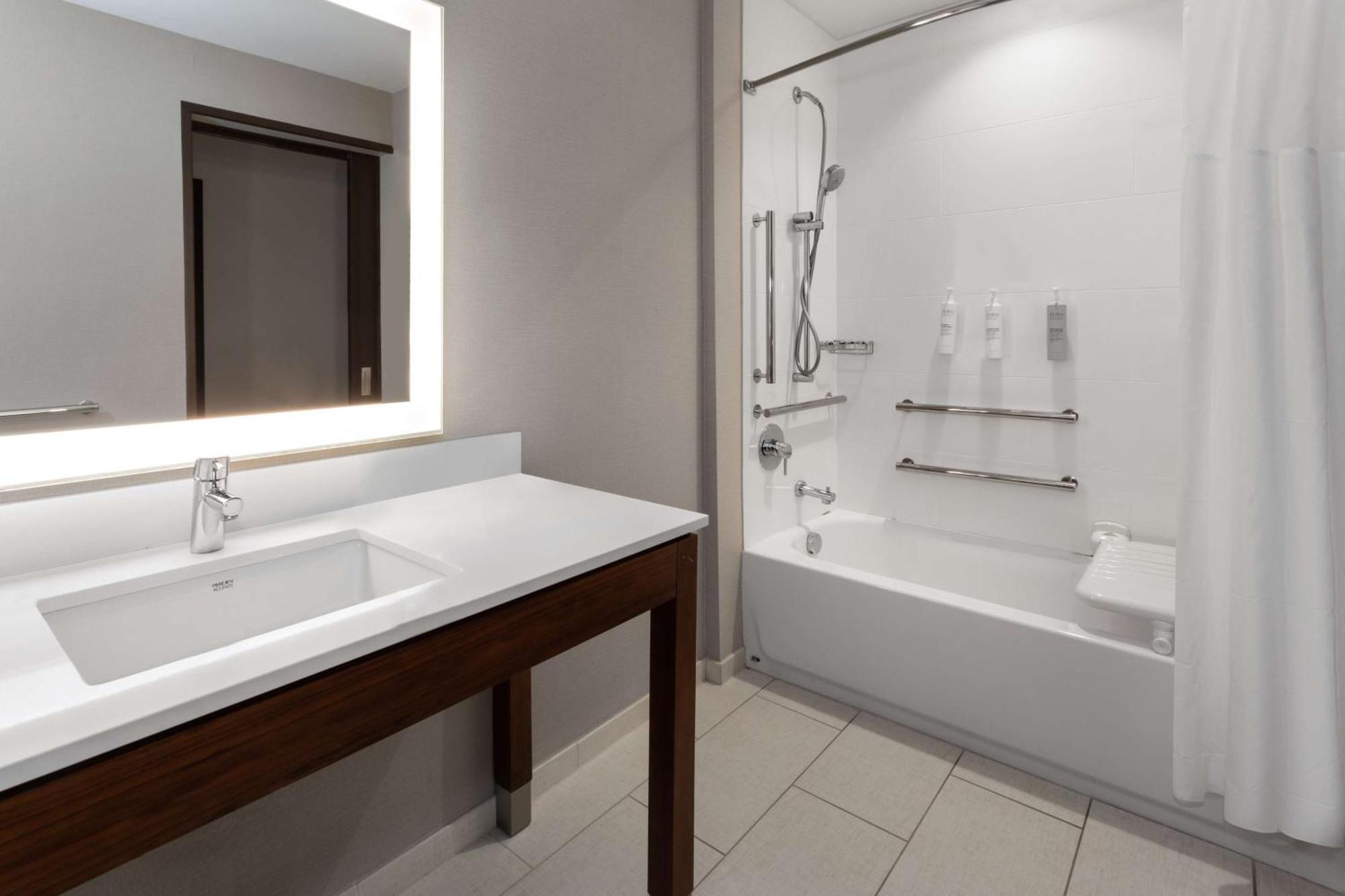 Hampton By Hilton Airport Century Place