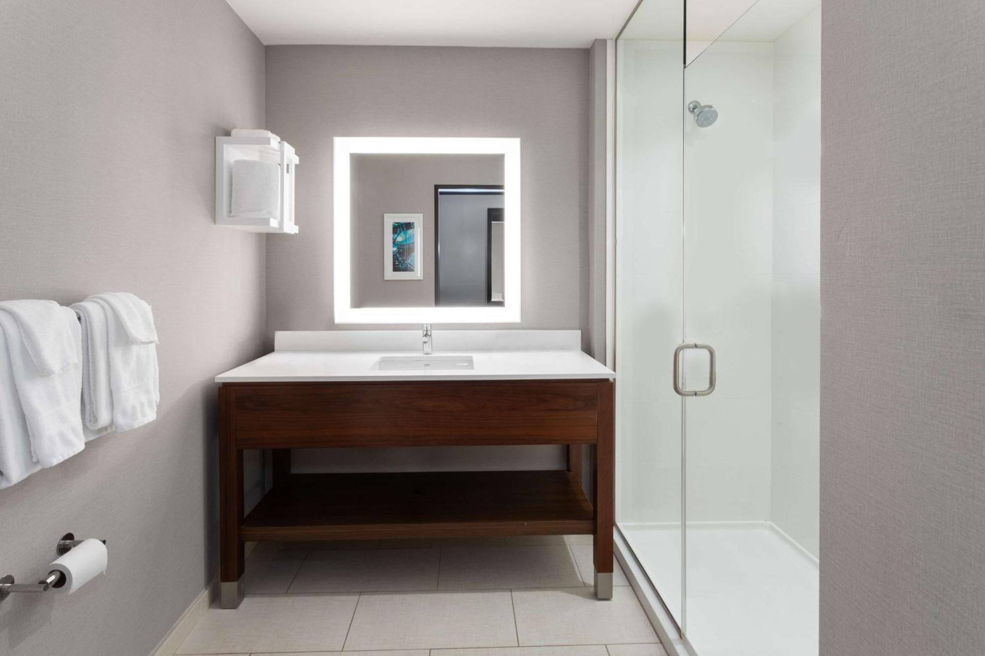 Hotel Hampton By Hilton Airport Century Place