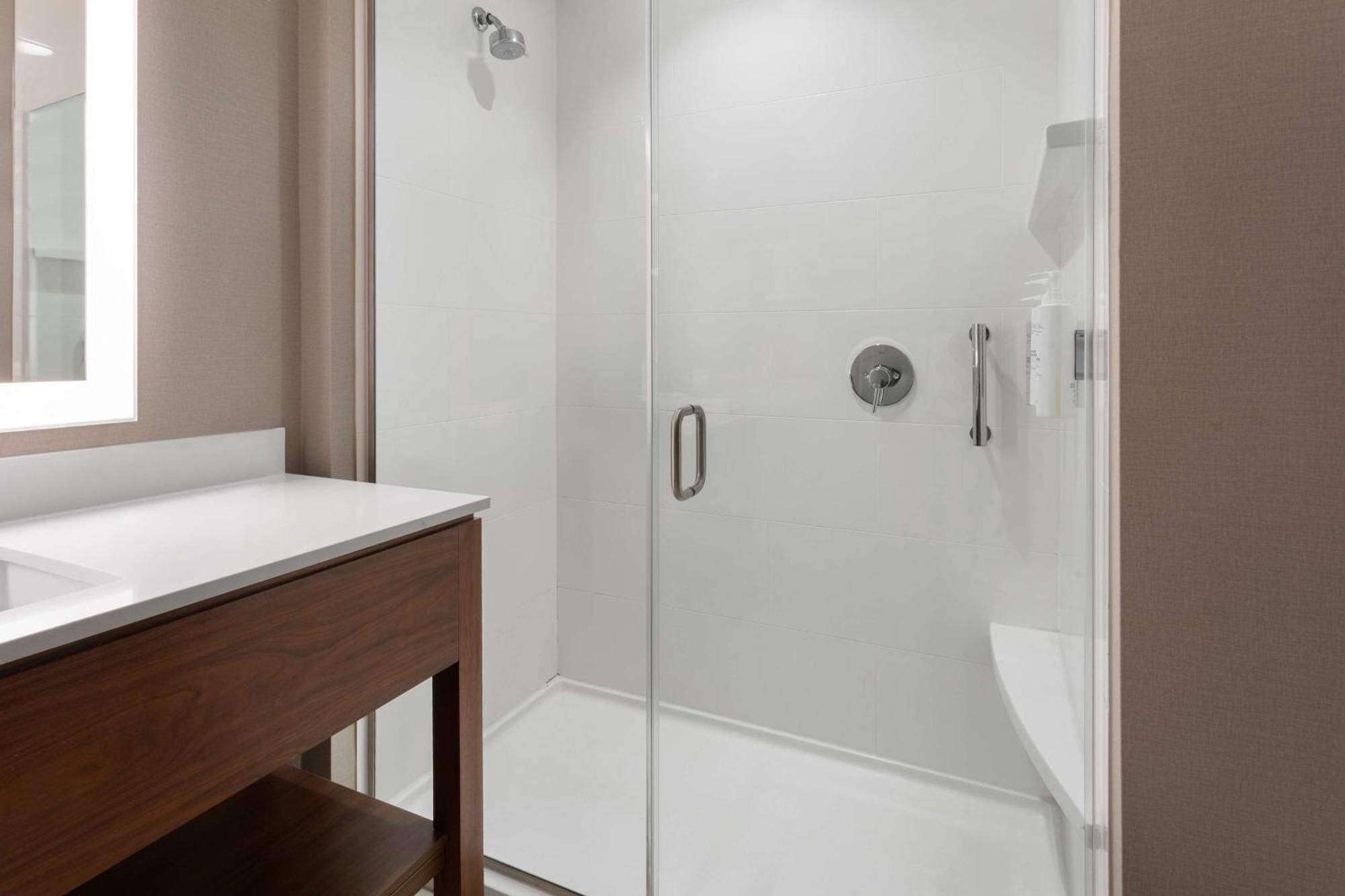 Hampton By Hilton Airport Century Place Nashville