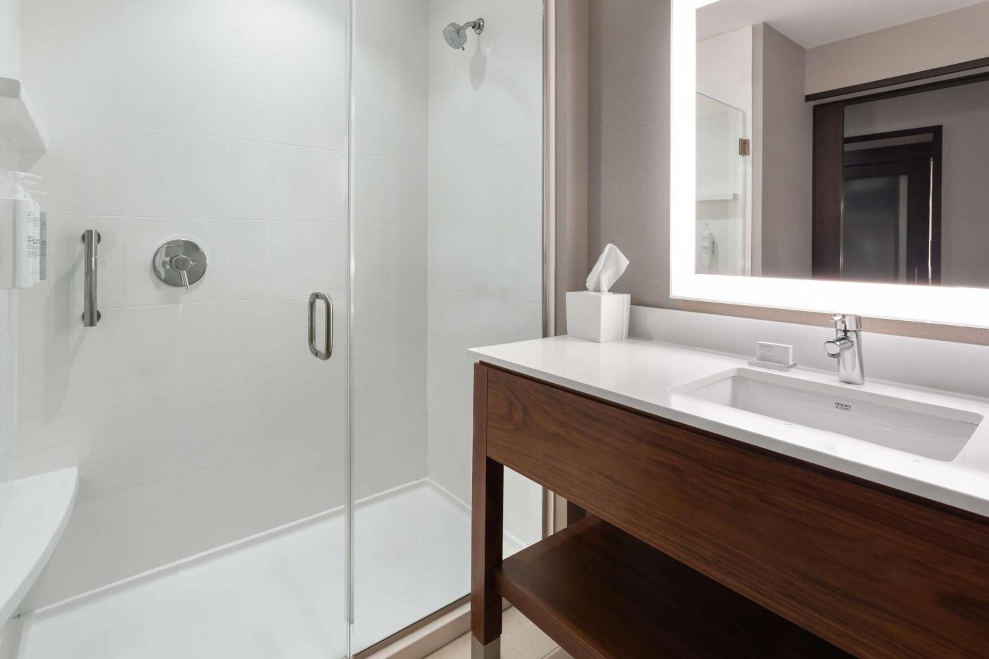 Hampton By Hilton Airport Century Place Hotel