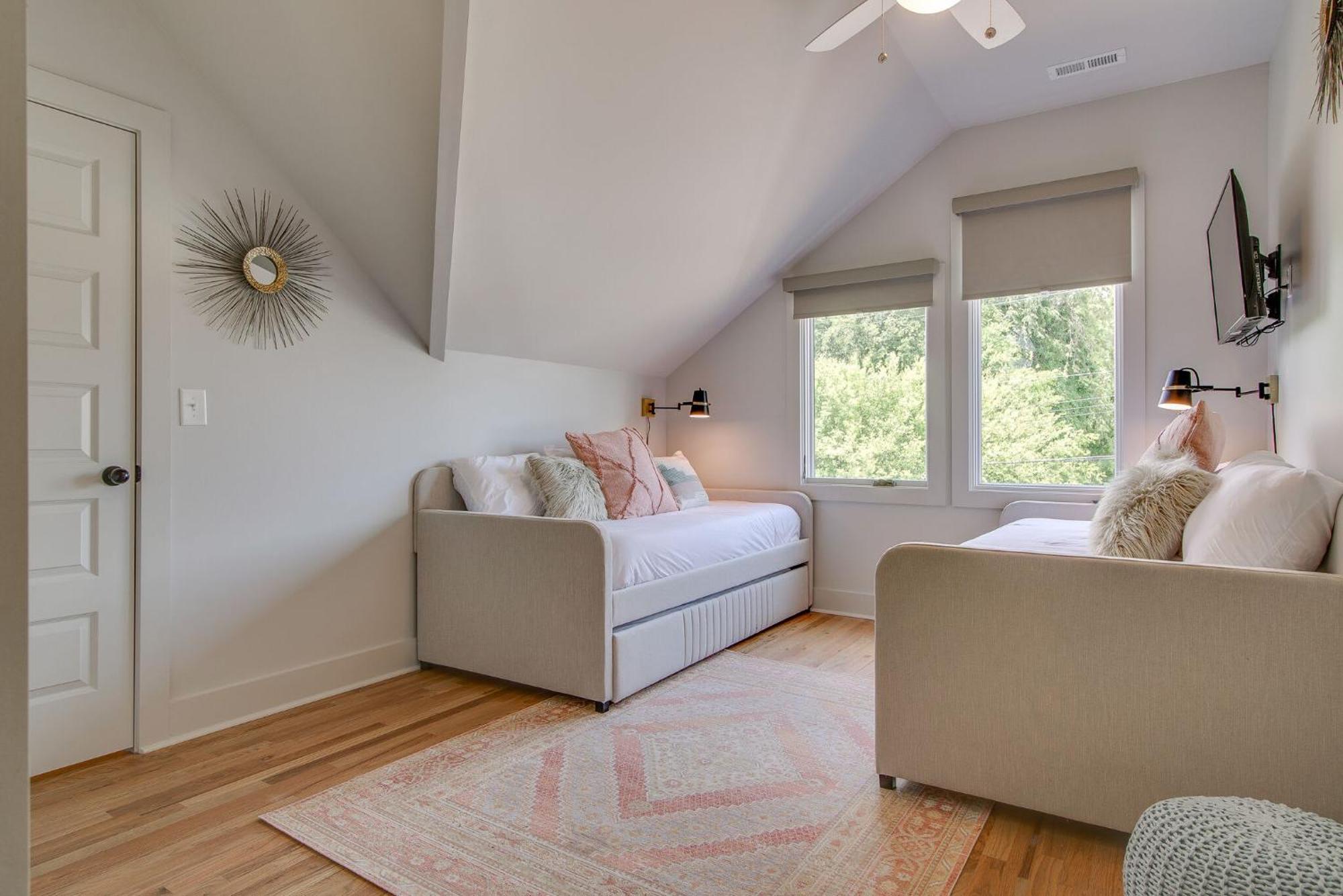 Holiday home The Bailey -steps To The Action! 3 Bedrooms For And Your Group!
