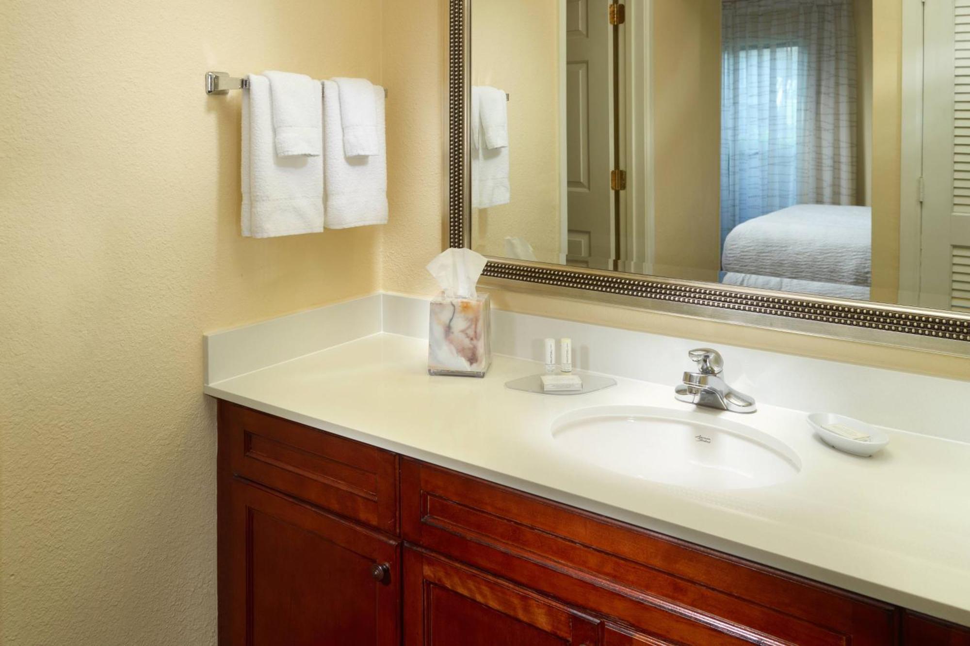 Hotel By Marriott Airport