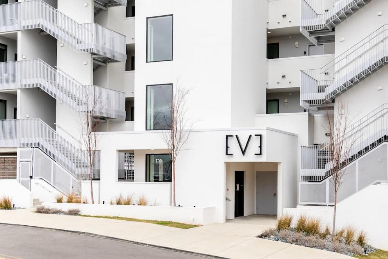 Stunning River View Walk To Downtown Rooftop Patio Apartment Nashville