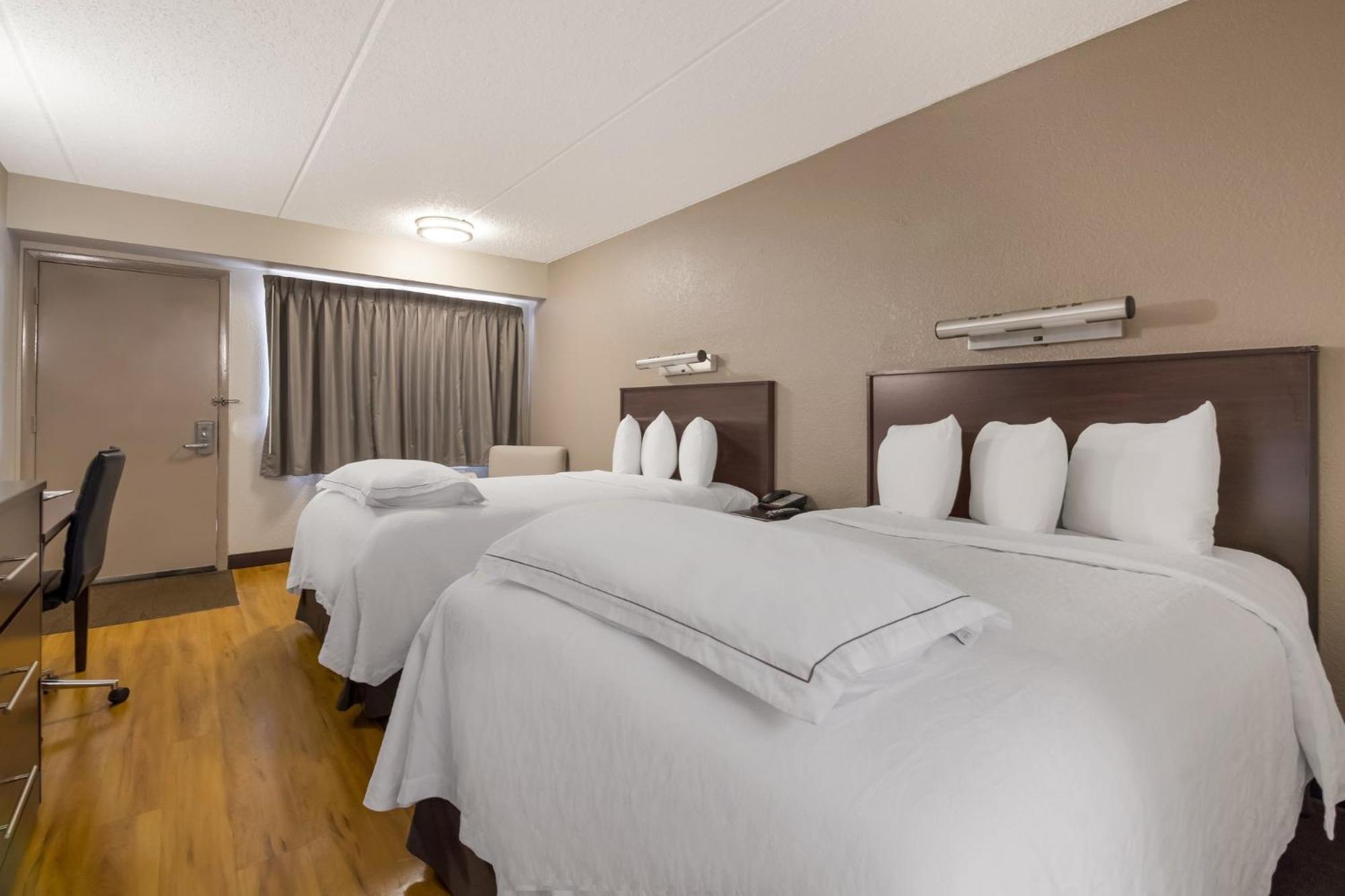 Hotel Red Roof Plus+ Airport 3*