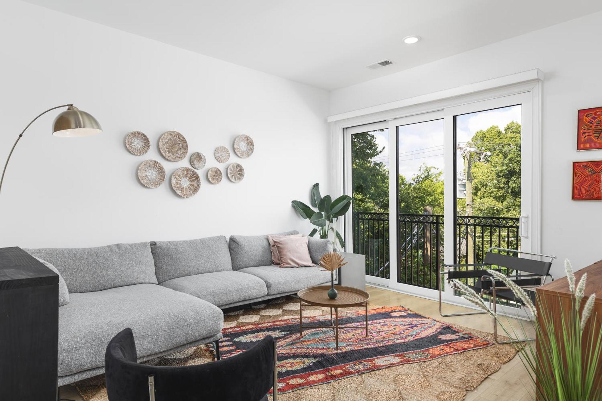 Luxury 2 Bedroom Walk To Coffee And Restaurants *