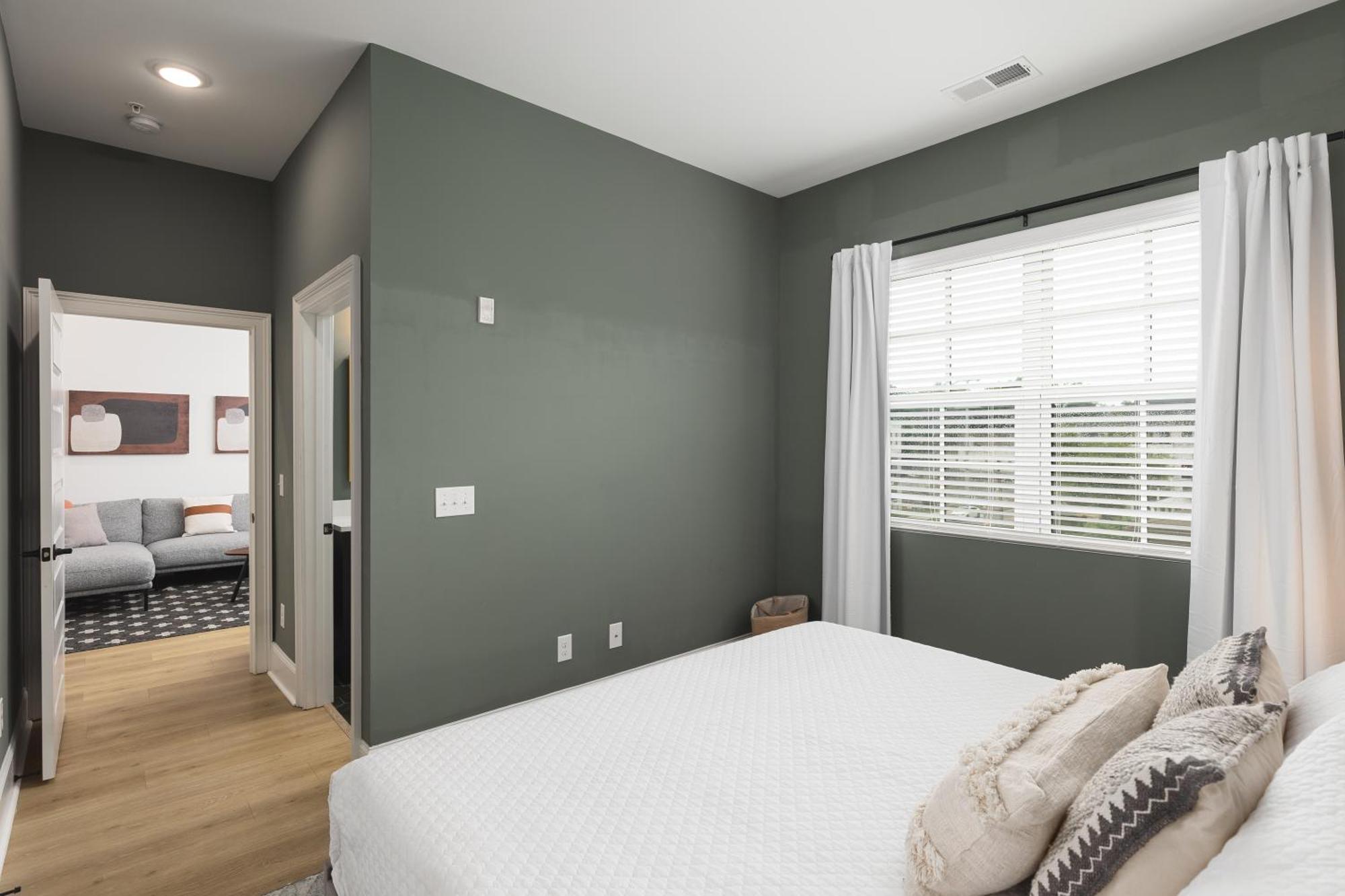 Chic And Cozy Designer 3 Miles To Downtown Apartment *