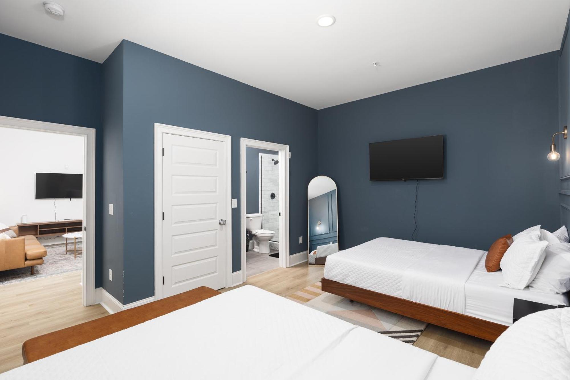 Chic 5 Bed, 2 Bedroom Free Parking - 3 Miles To Broadway Apartment *