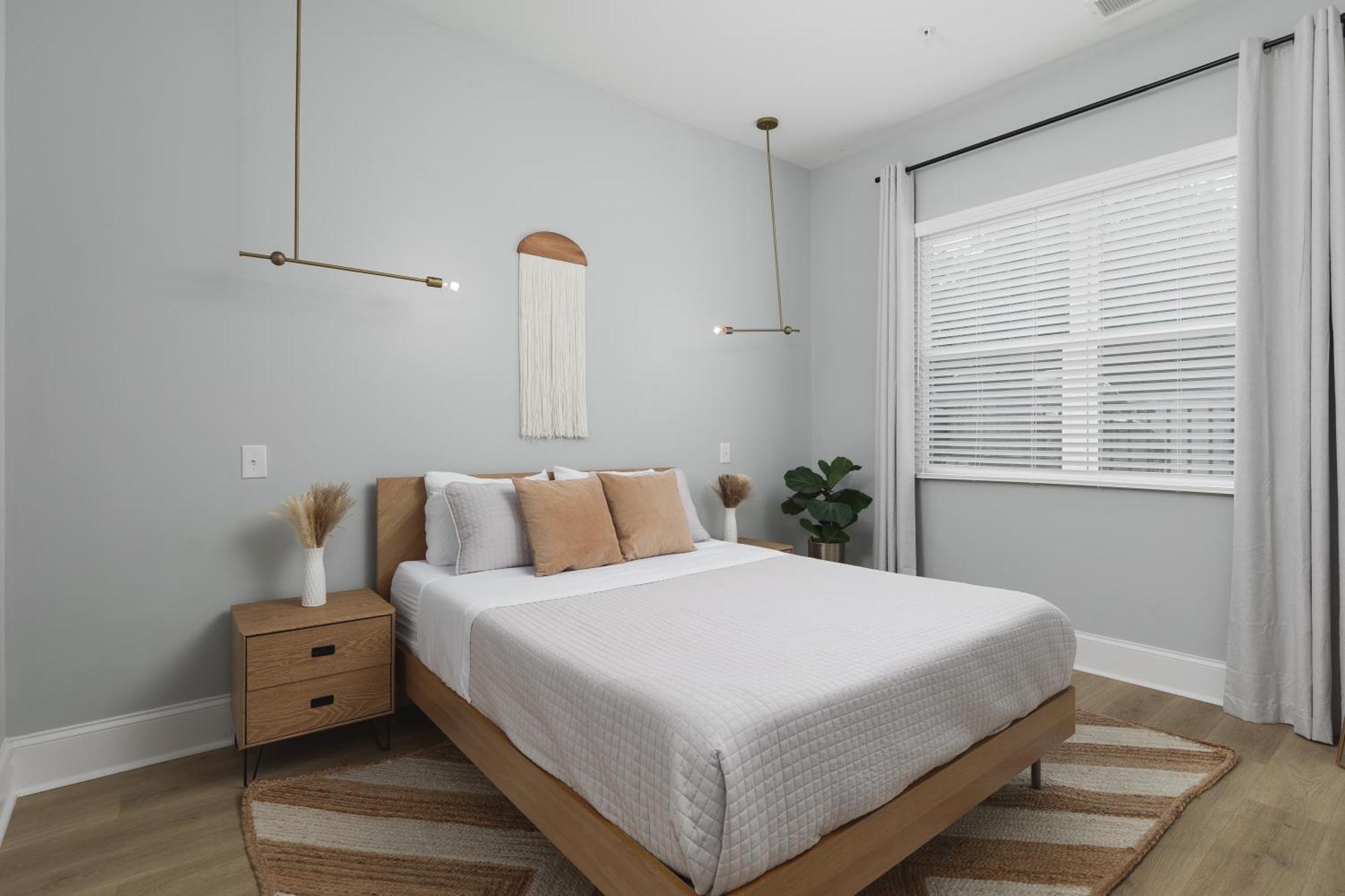 Luxury Design Condo, Close To Downtown Broadway & Coffee *