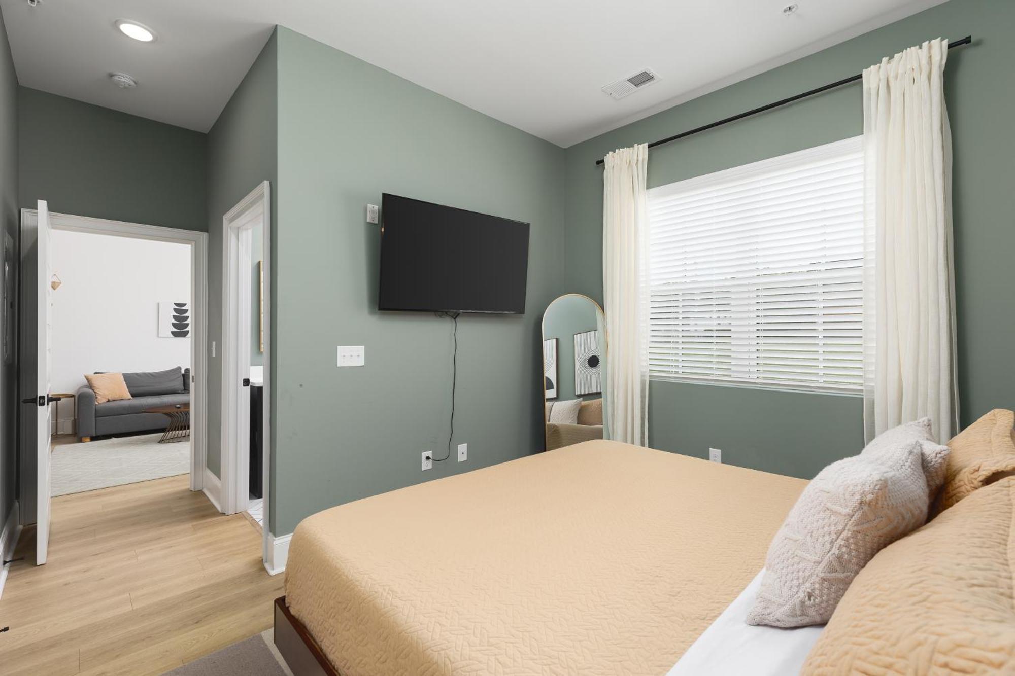 Luxury Design Condo, Close To Downtown Broadway & Coffee