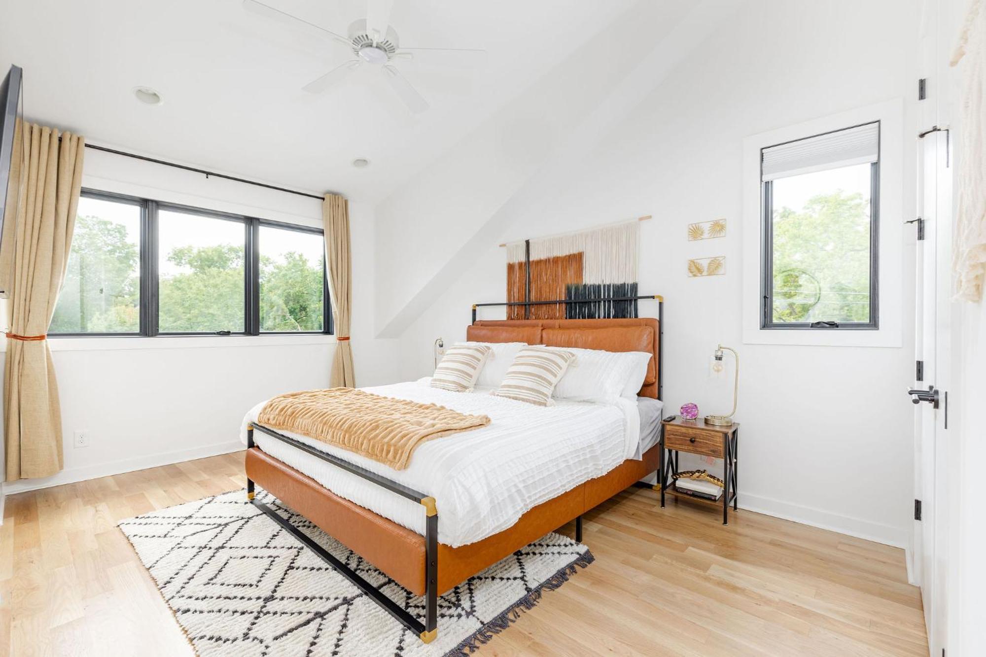 Extra Spacious 4 Bed / 4.5 Bath Music Row * Nashville