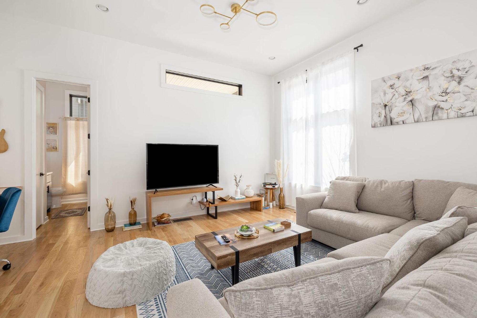 Extra Spacious 4 Bed / 4.5 Bath Music Row Holiday home