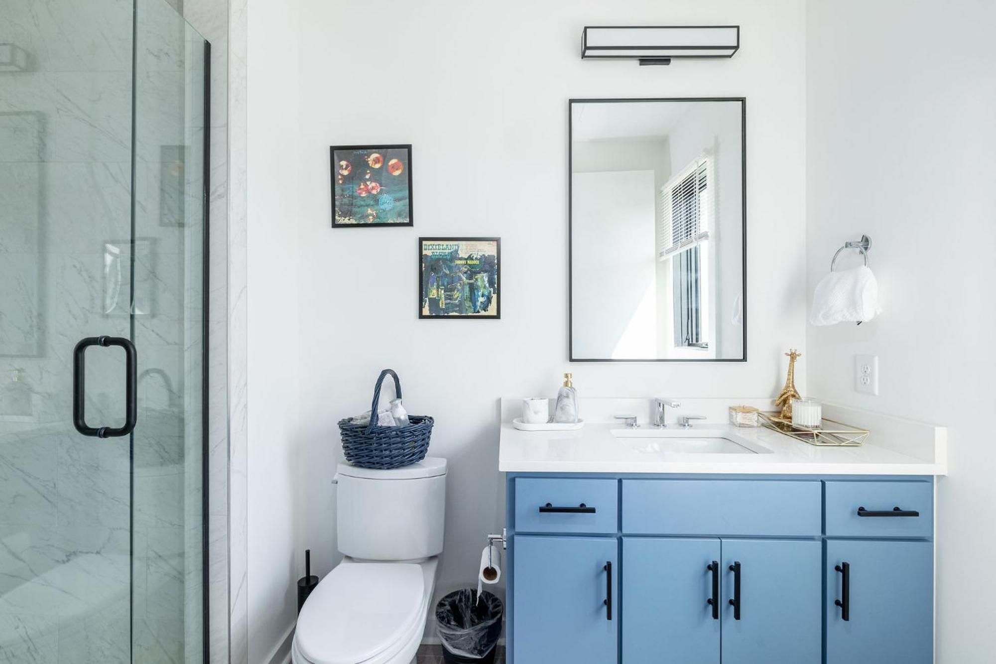 Extra Spacious 4 Bed / 4.5 Bath Music Row Holiday home Nashville