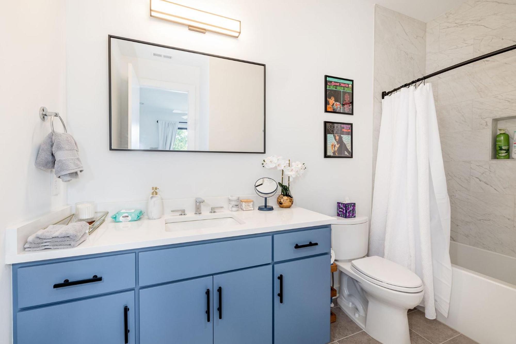 Extra Spacious 4 Bed / 4.5 Bath Music Row *