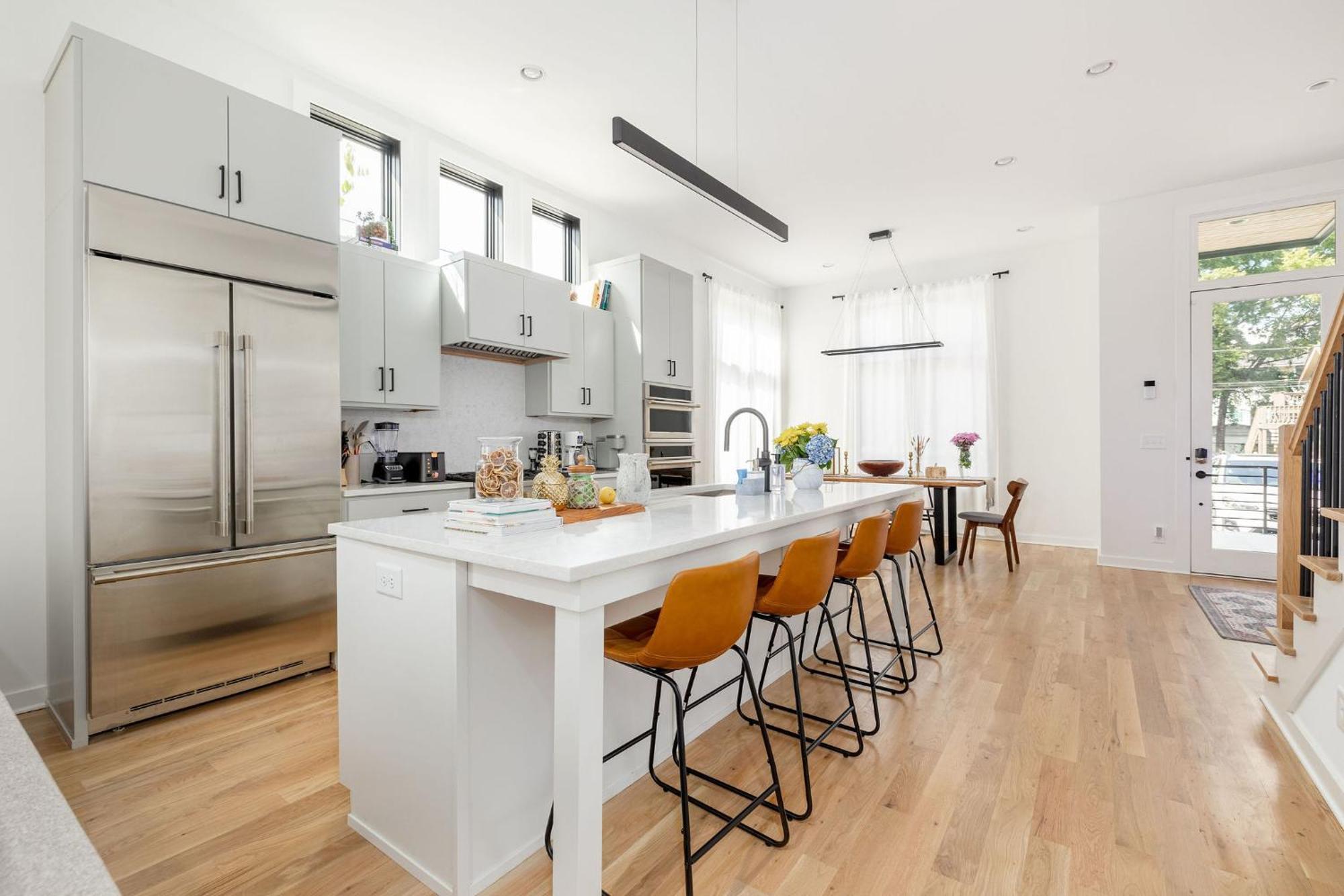 Extra Spacious 4 Bed / 4.5 Bath Music Row Holiday home *