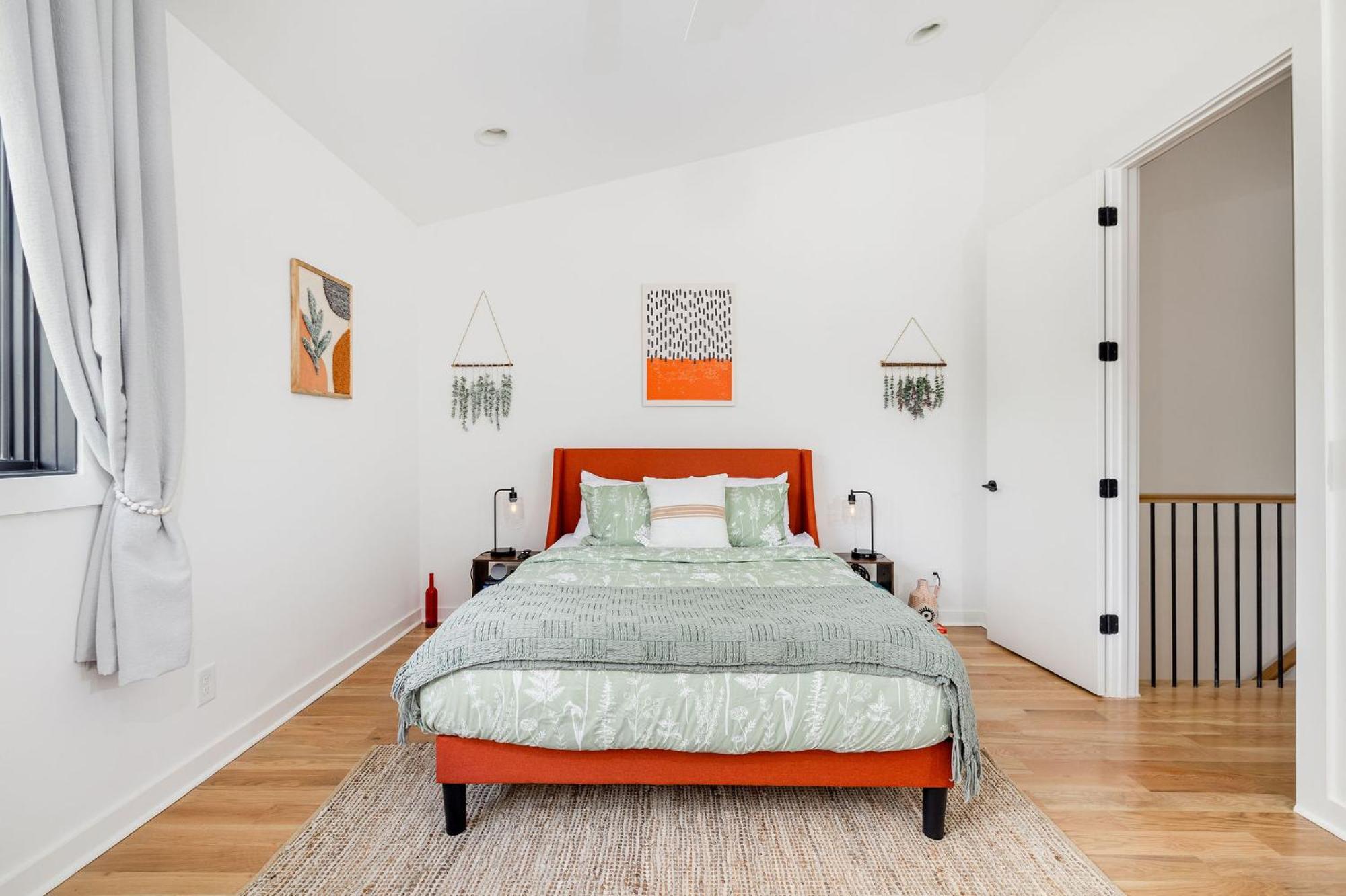 Extra Spacious 4 Bed / 4.5 Bath Music Row Holiday home