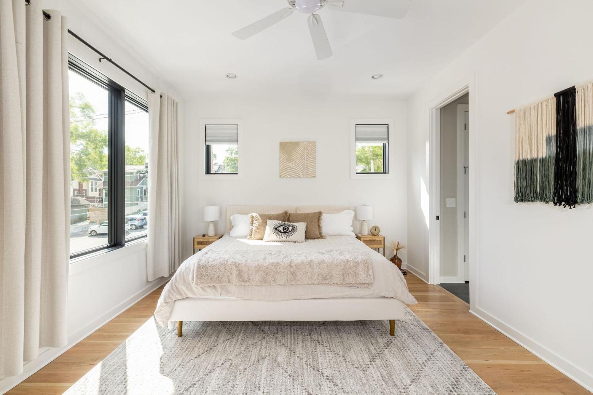 Extra Spacious 4 Bed / 4.5 Bath Music Row * Nashville