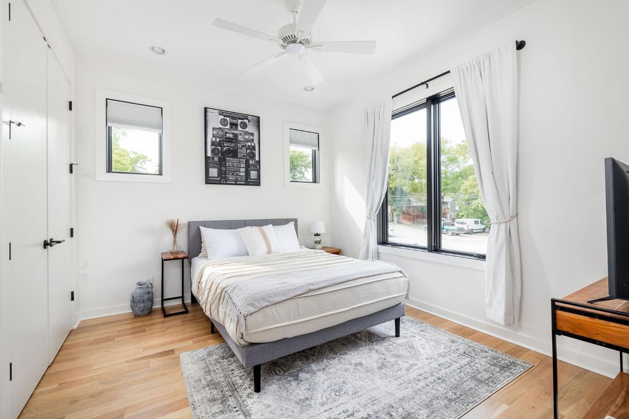 Extra Spacious 4 Bed / 4.5 Bath Music Row Holiday home Nashville