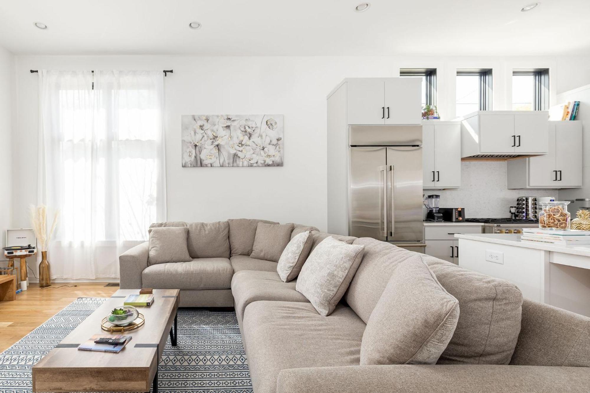 Extra Spacious 4 Bed / 4.5 Bath Music Row *