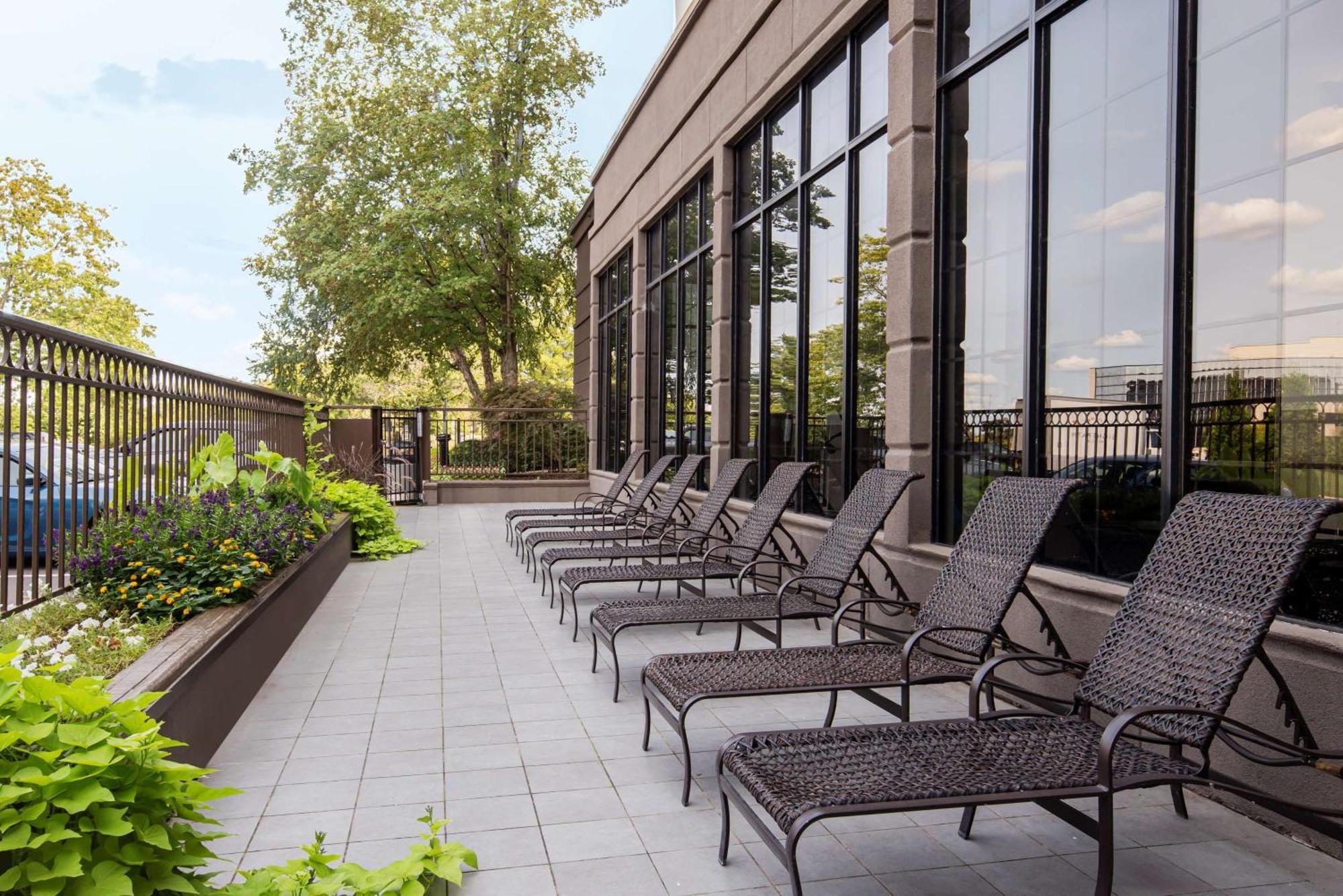 Hotel Embassy By Hilton Airport