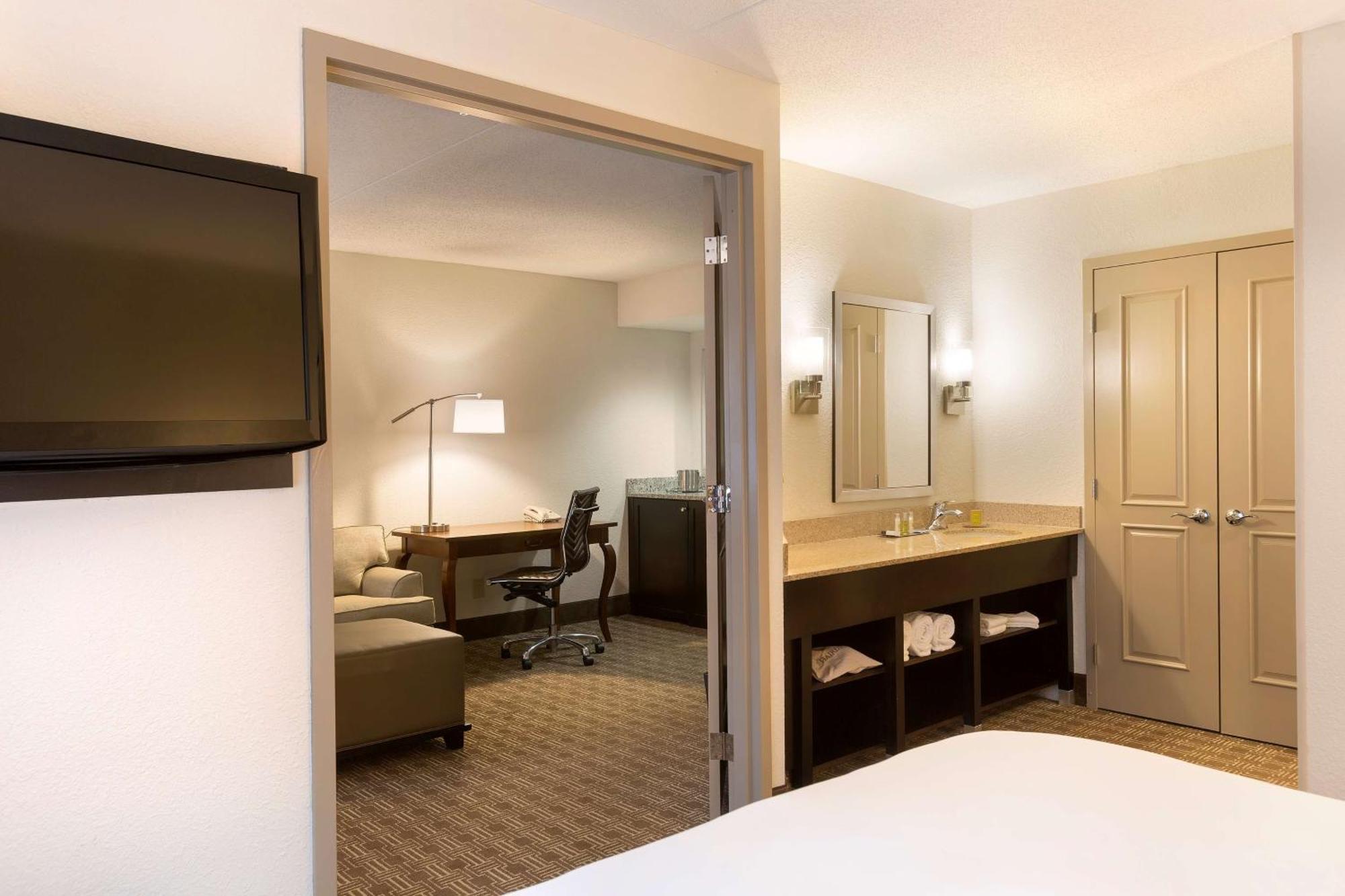 Doubletree By Hilton Airport