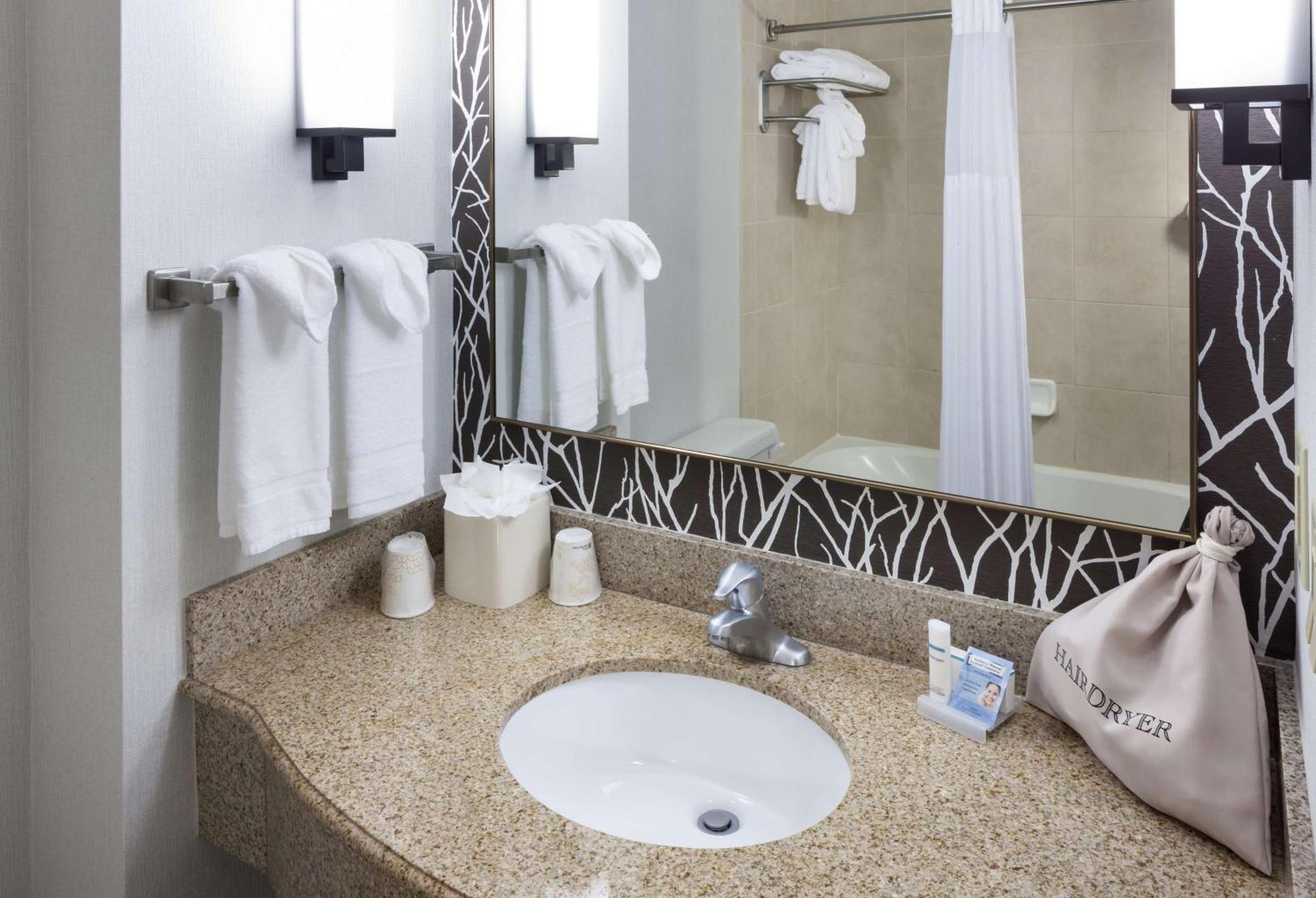 Hilton Garden Vanderbilt 3*
