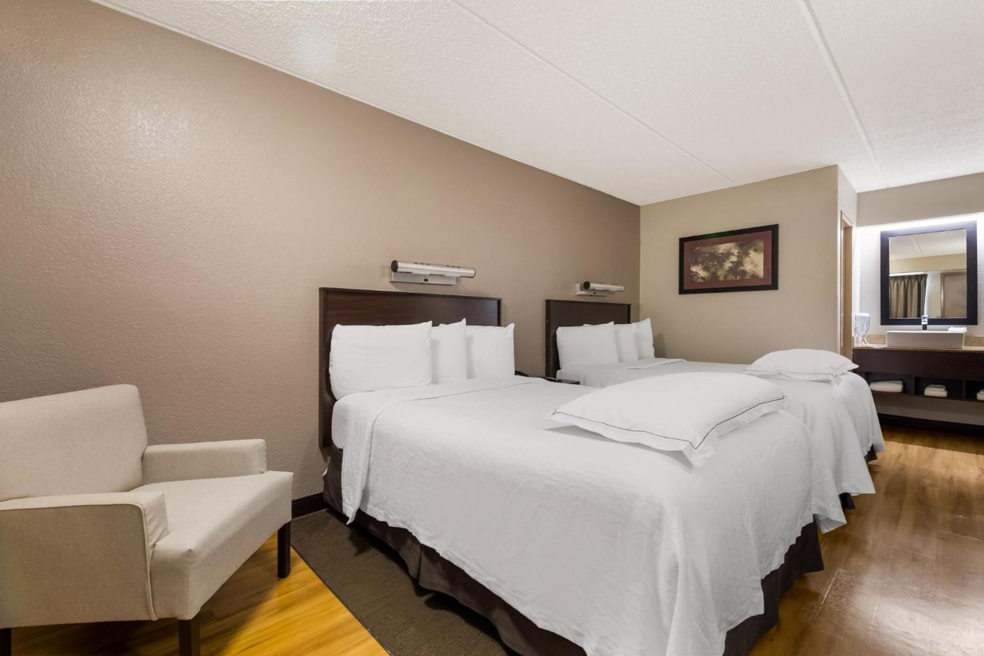 Hotel Red Roof Plus+ Airport