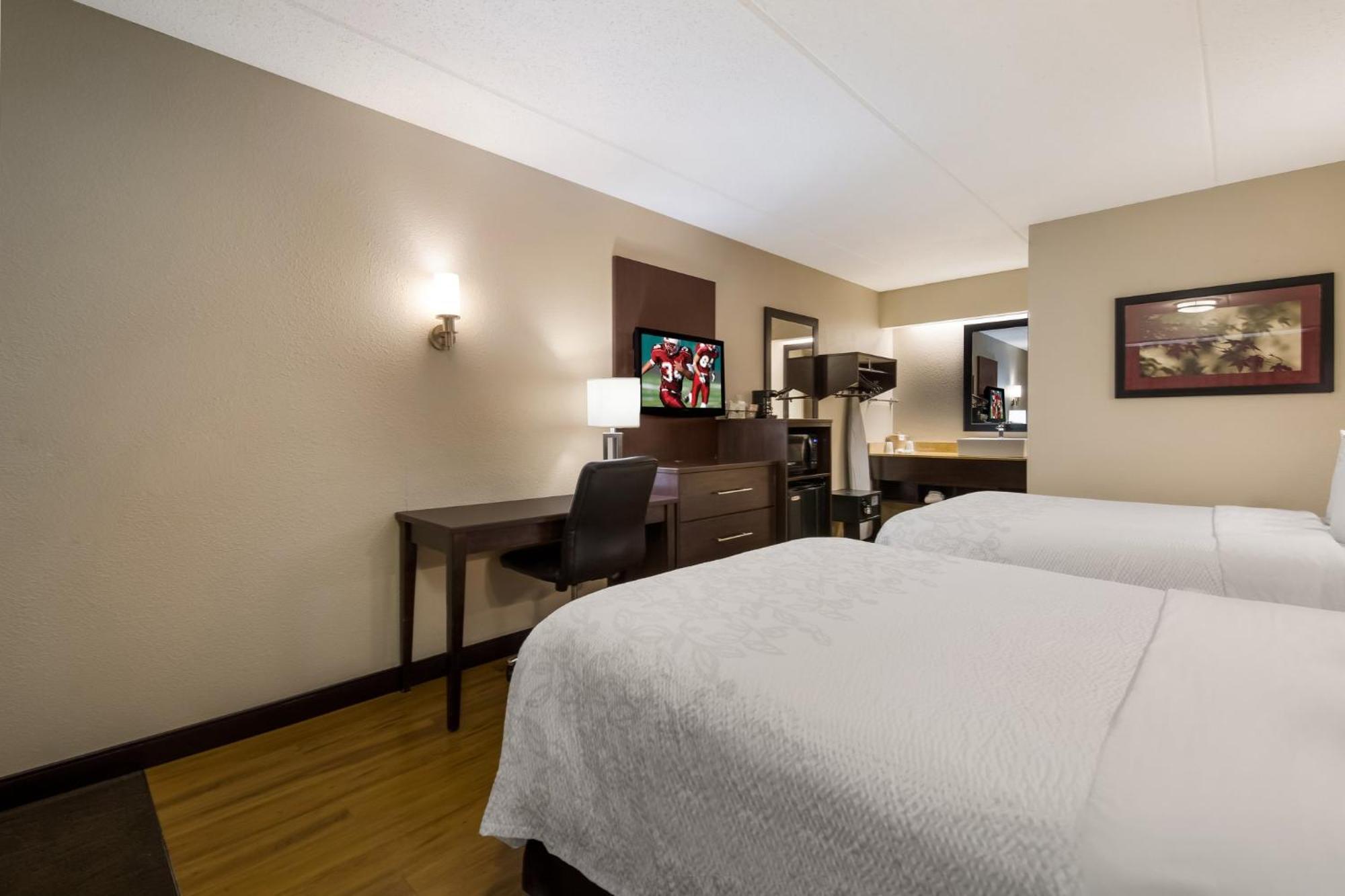 Hotel Red Roof Plus+ Airport 3*