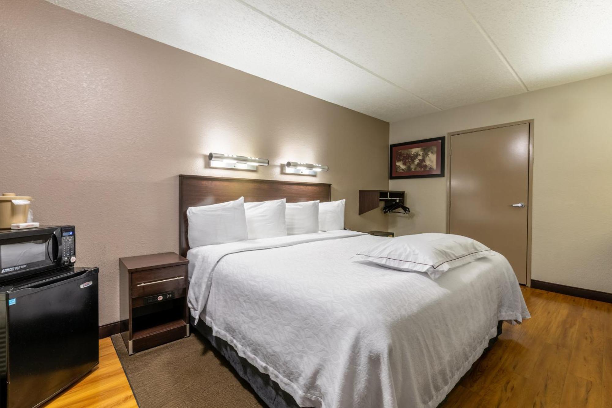 Hotel Red Roof Plus+ Airport 3*