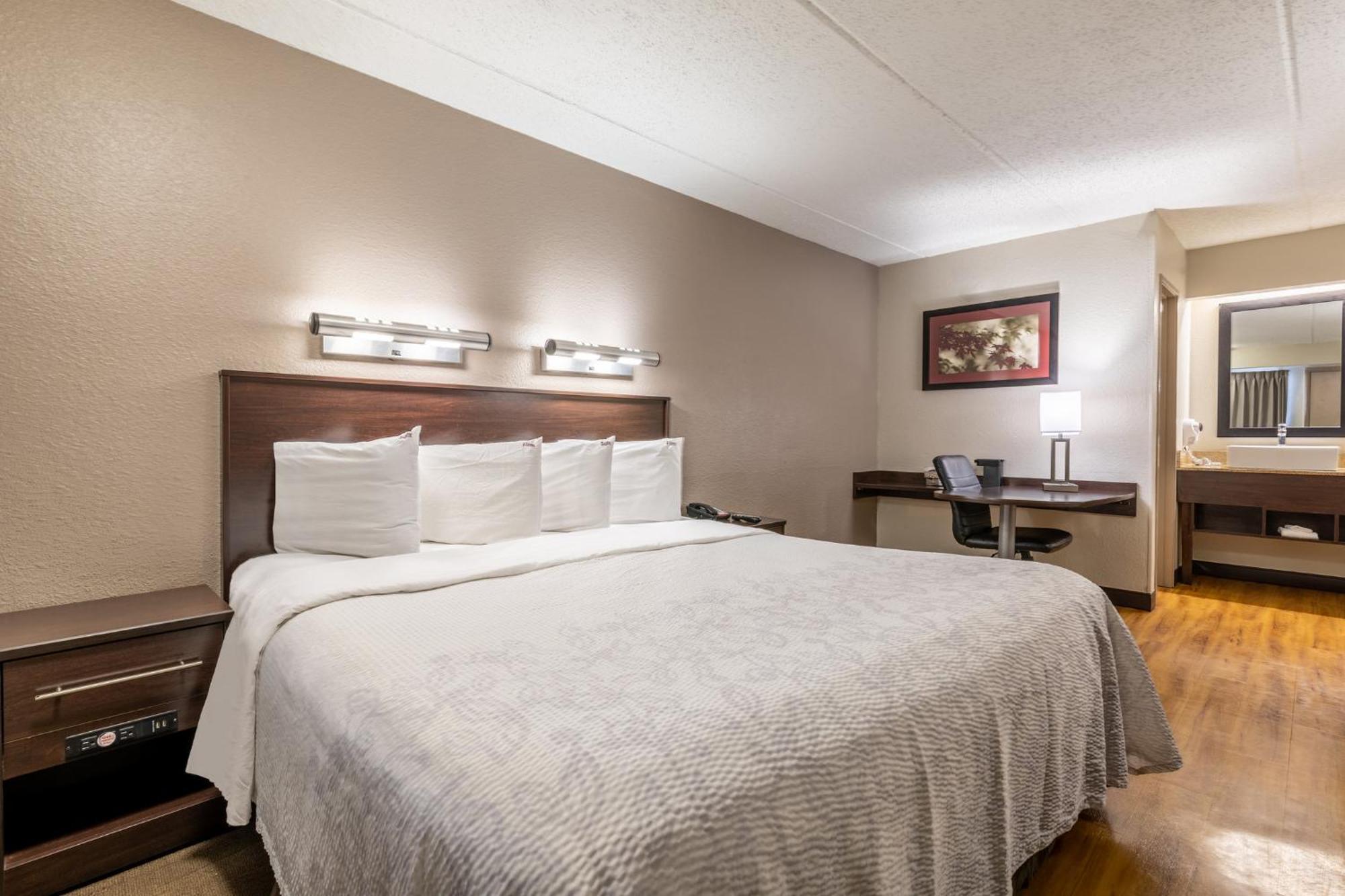 Hotel Red Roof Plus+ Airport 3*