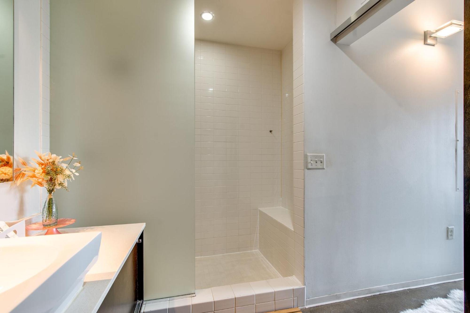 Longterm Just Across The River From Downtown- Fully Equipped For Long Term Holiday home Nashville