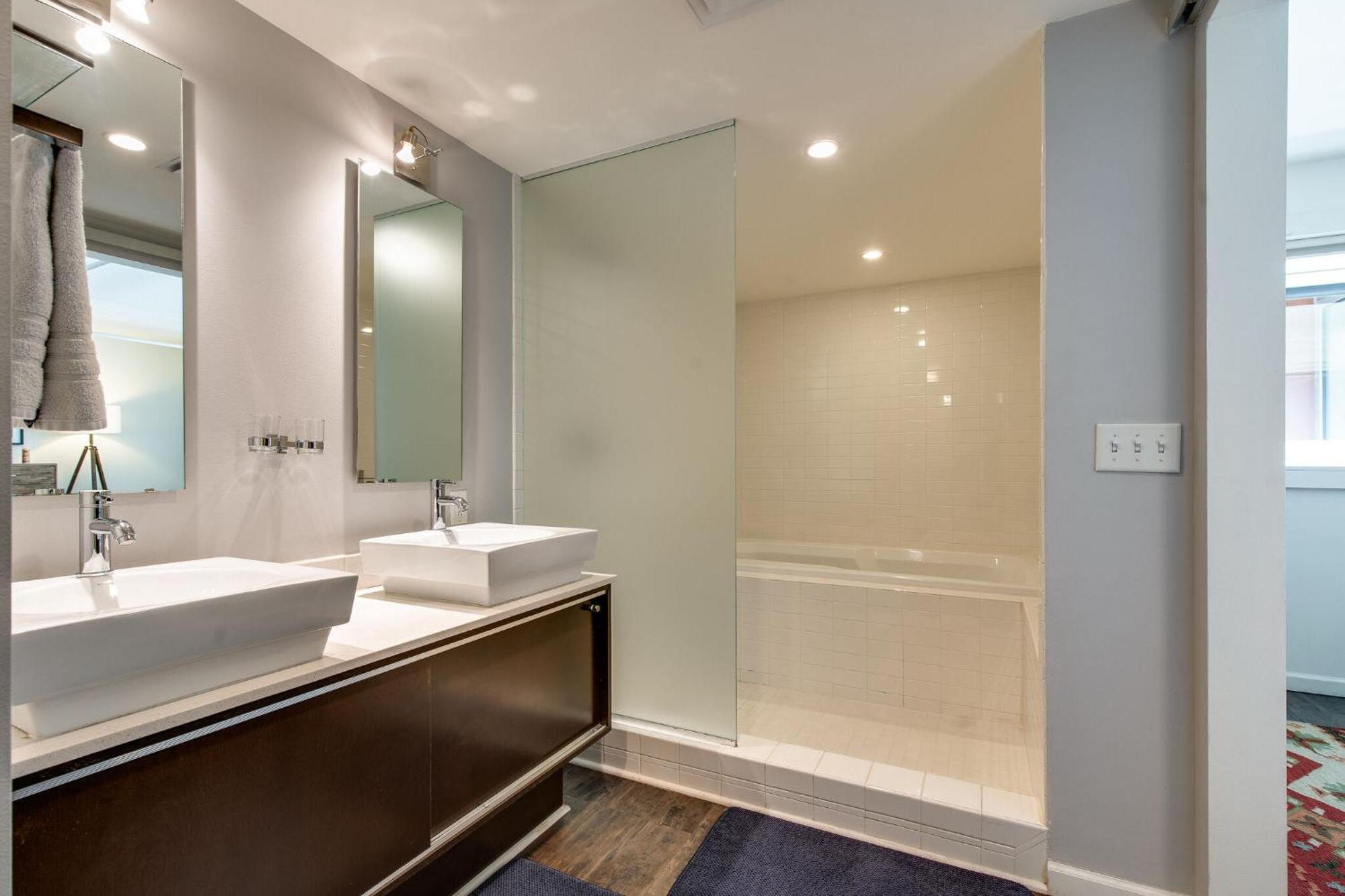 Artsy Chic 1br 30day Min With Wifi Ac Parking Tv Furnished Rooftop Holiday home Nashville