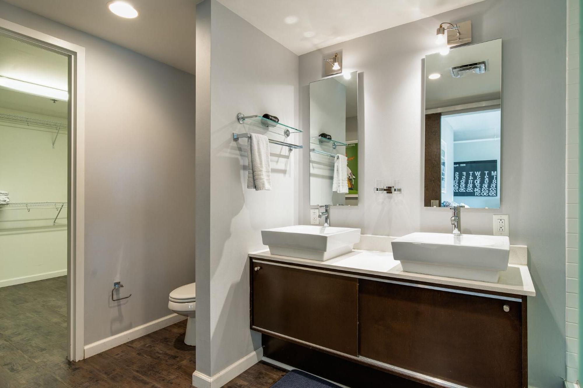 Artsy Chic 1br 30day Min With Wifi Ac Parking Tv Furnished Rooftop *