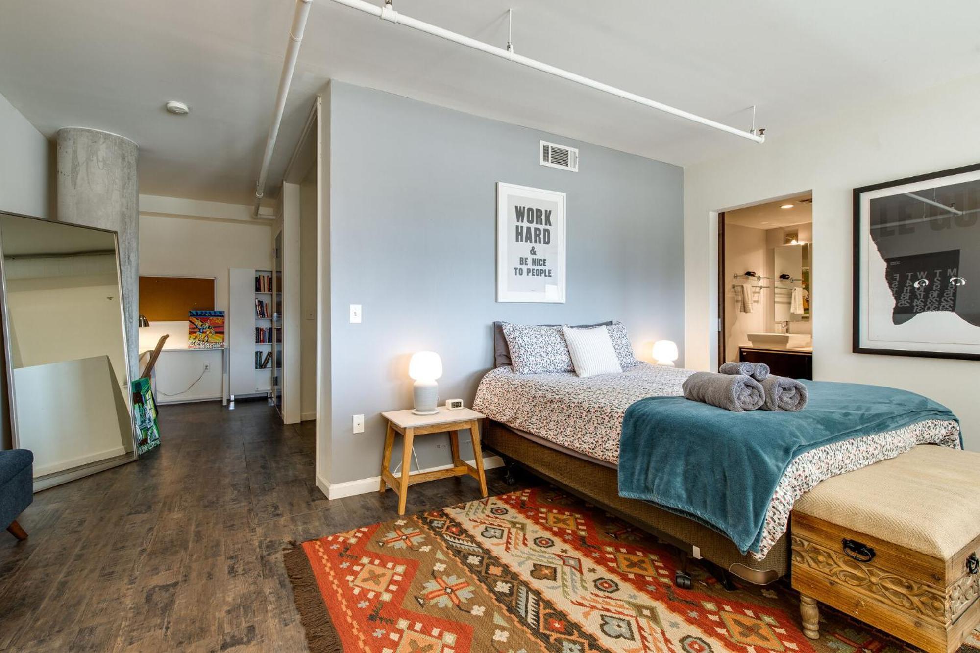 Artsy Chic 1br 30day Min With Wifi Ac Parking Tv Furnished Rooftop Holiday home *