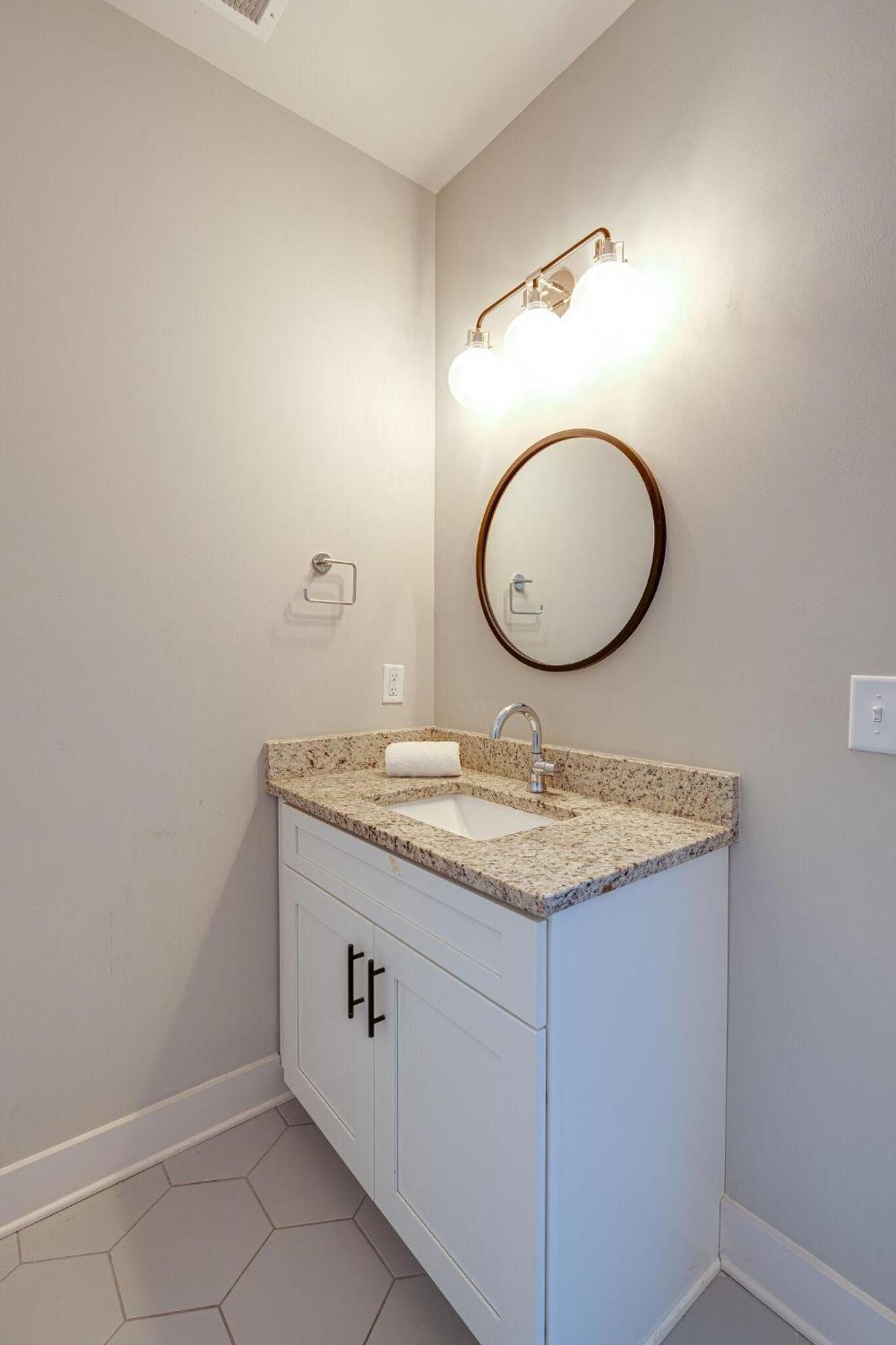 Merry Melrose - Rooftop Patio - 5 Mins To Broadway Holiday home Nashville