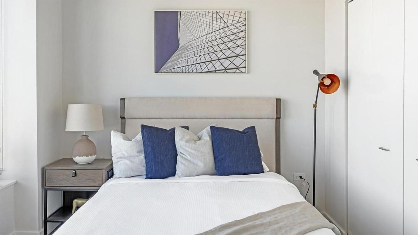 Apartment Landing Modern With Amazing Amenities