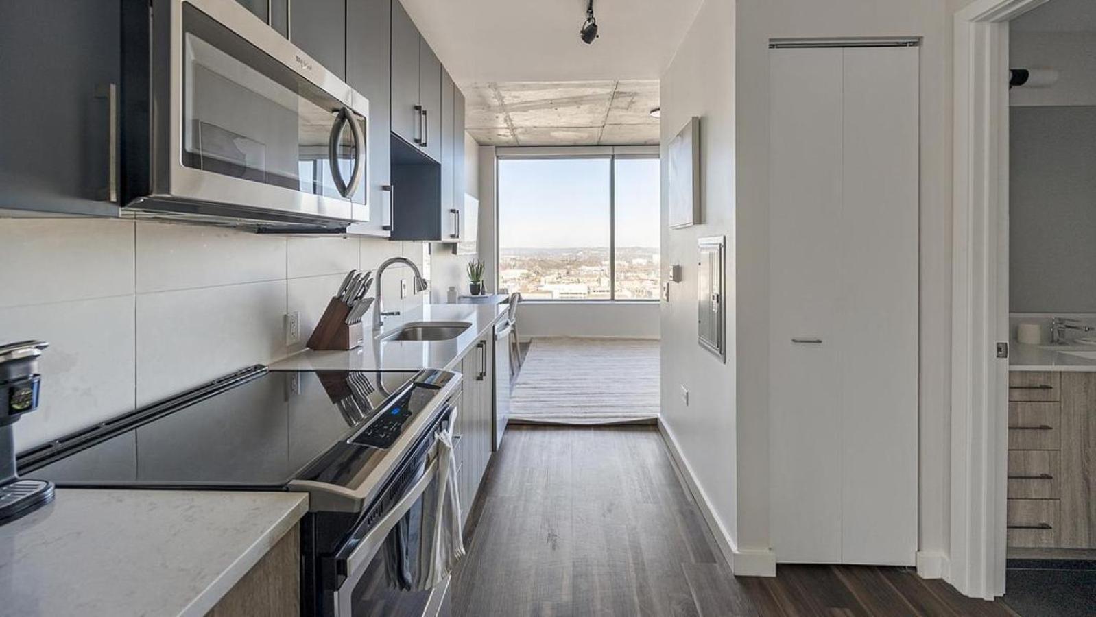 Apartment Landing Modern With Amazing Amenities *