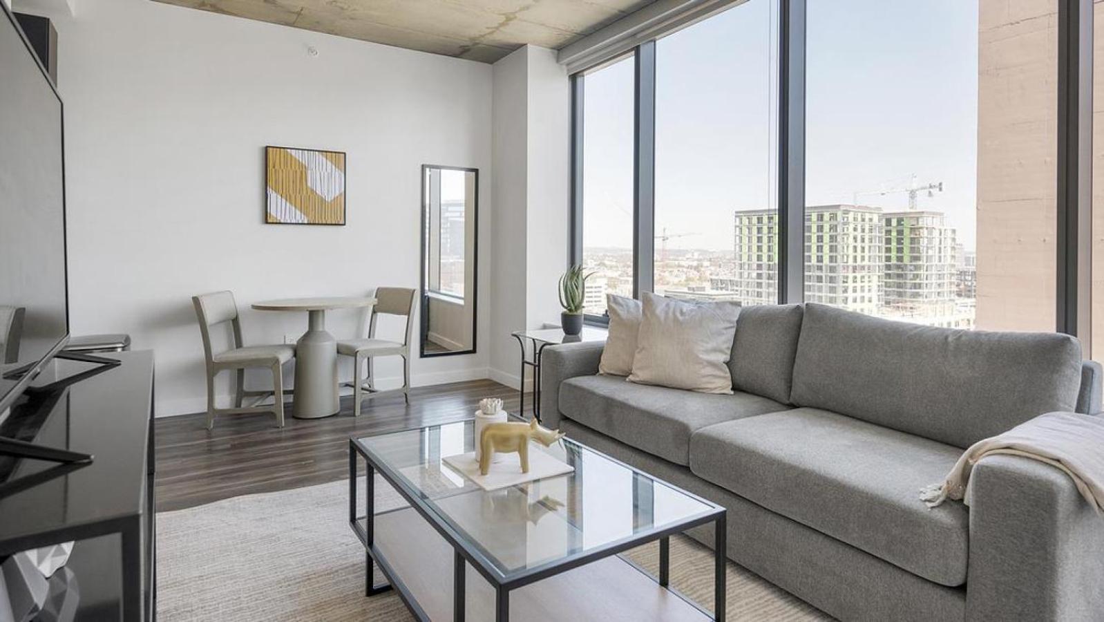 Apartment Landing Modern With Amazing Amenities Nashville