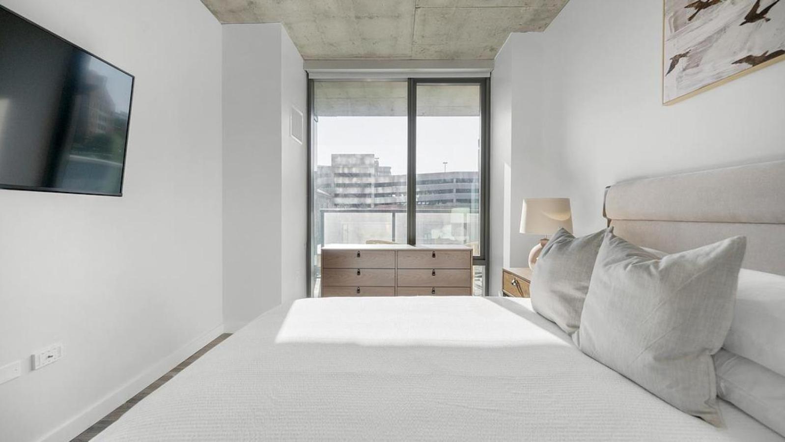Apartment Landing Modern With Amazing Amenities *