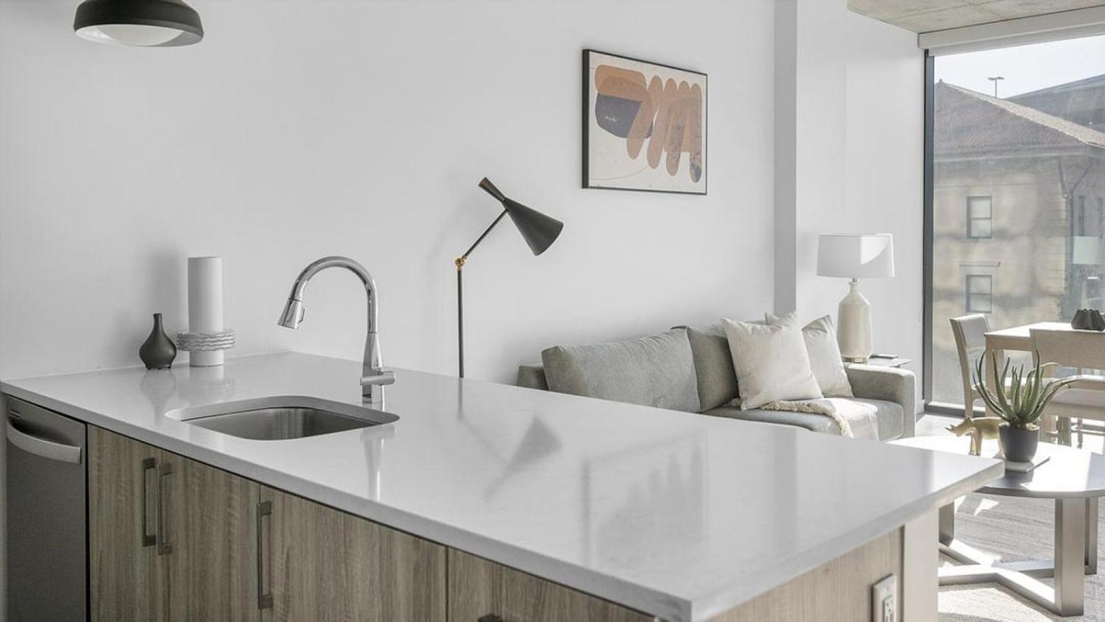 Landing Modern With Amazing Amenities *